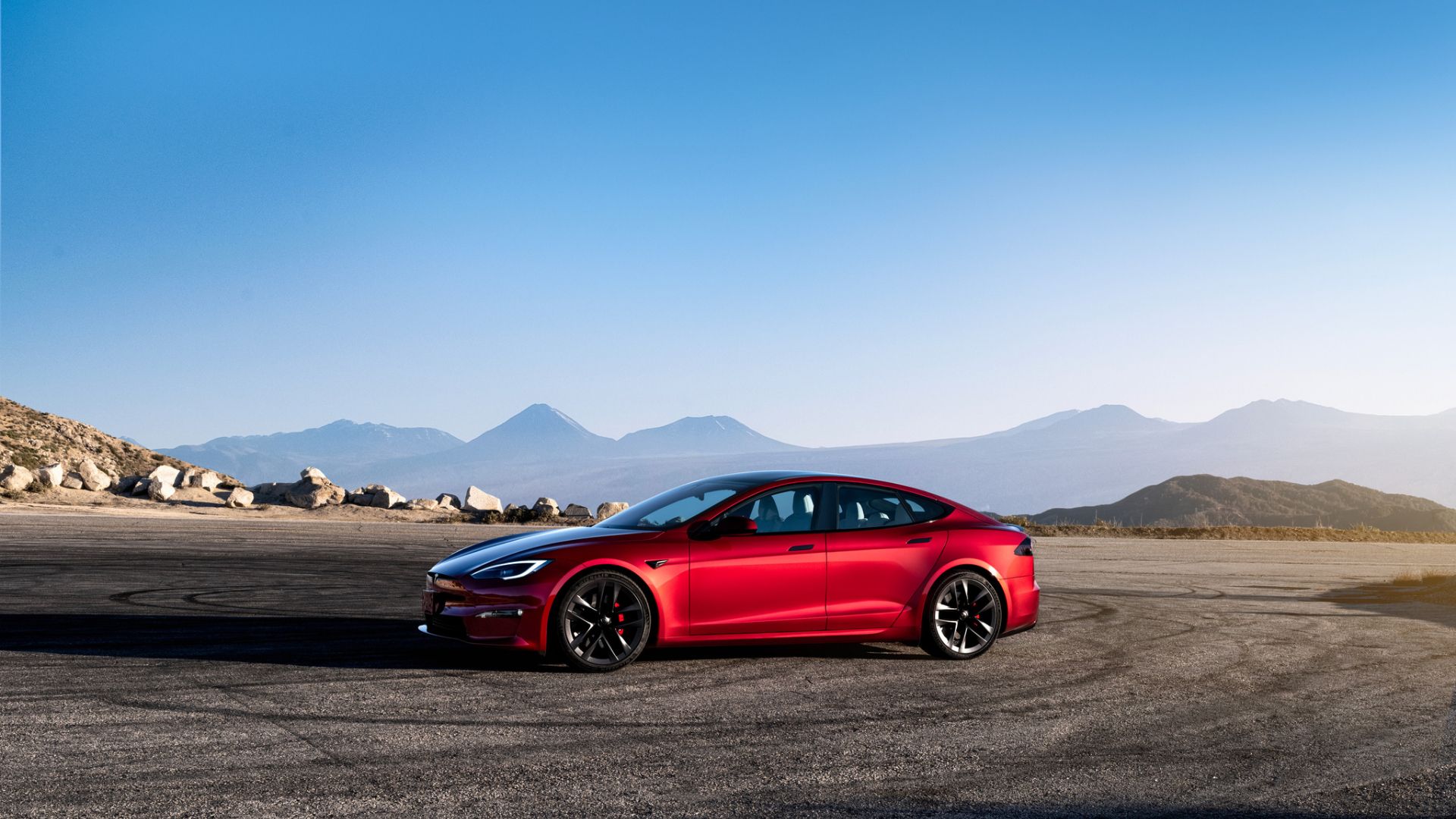 2023 Tesla Model S - vista lateral esquerda - vermelho - estrada de montanha 