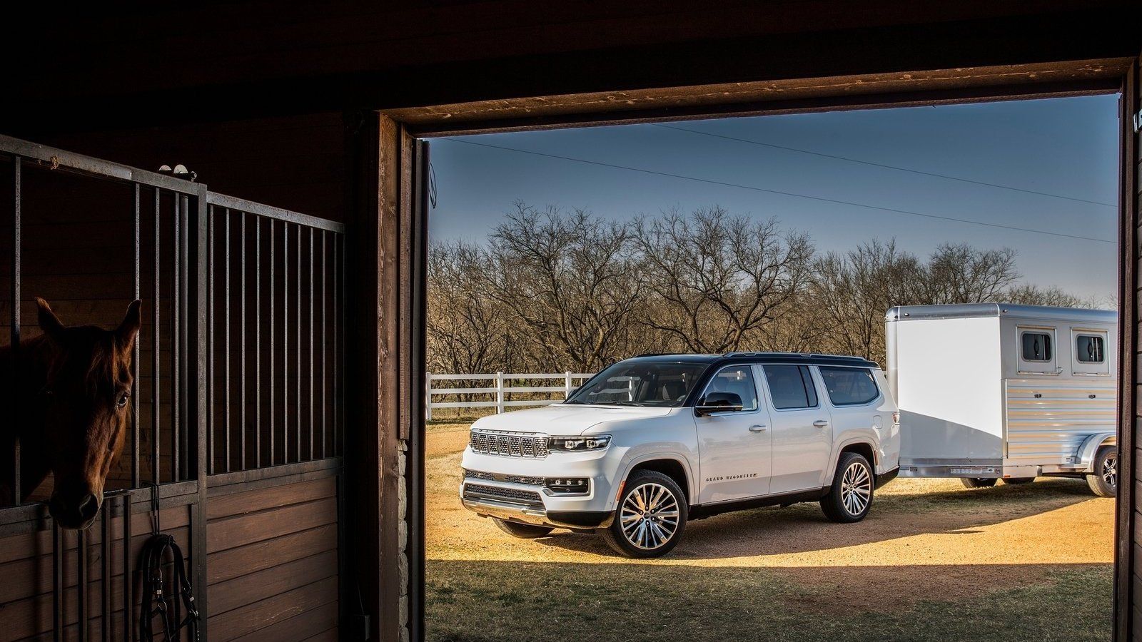Foto frontal de um Jeep Grand Wagoneer L 2024 com um trailer