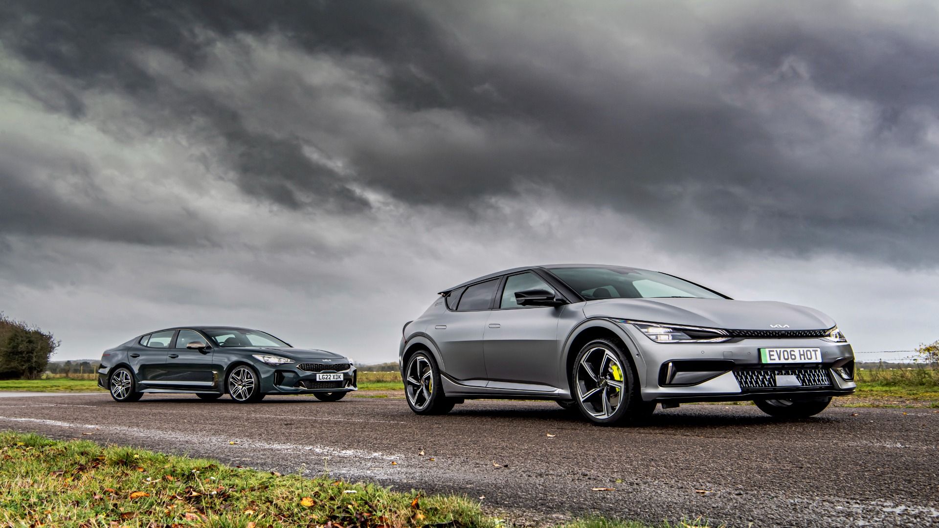 Kia EV6 GT e Kia Stinger em um quadro em um dia chuvoso