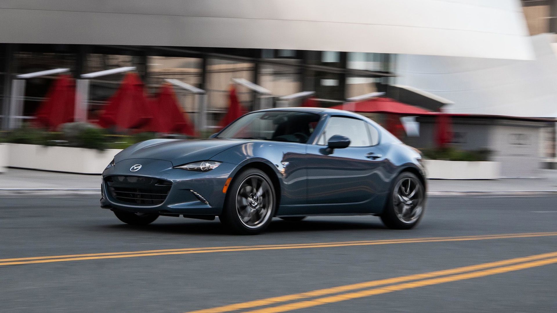 Mazda MX-5 Gray em estradas