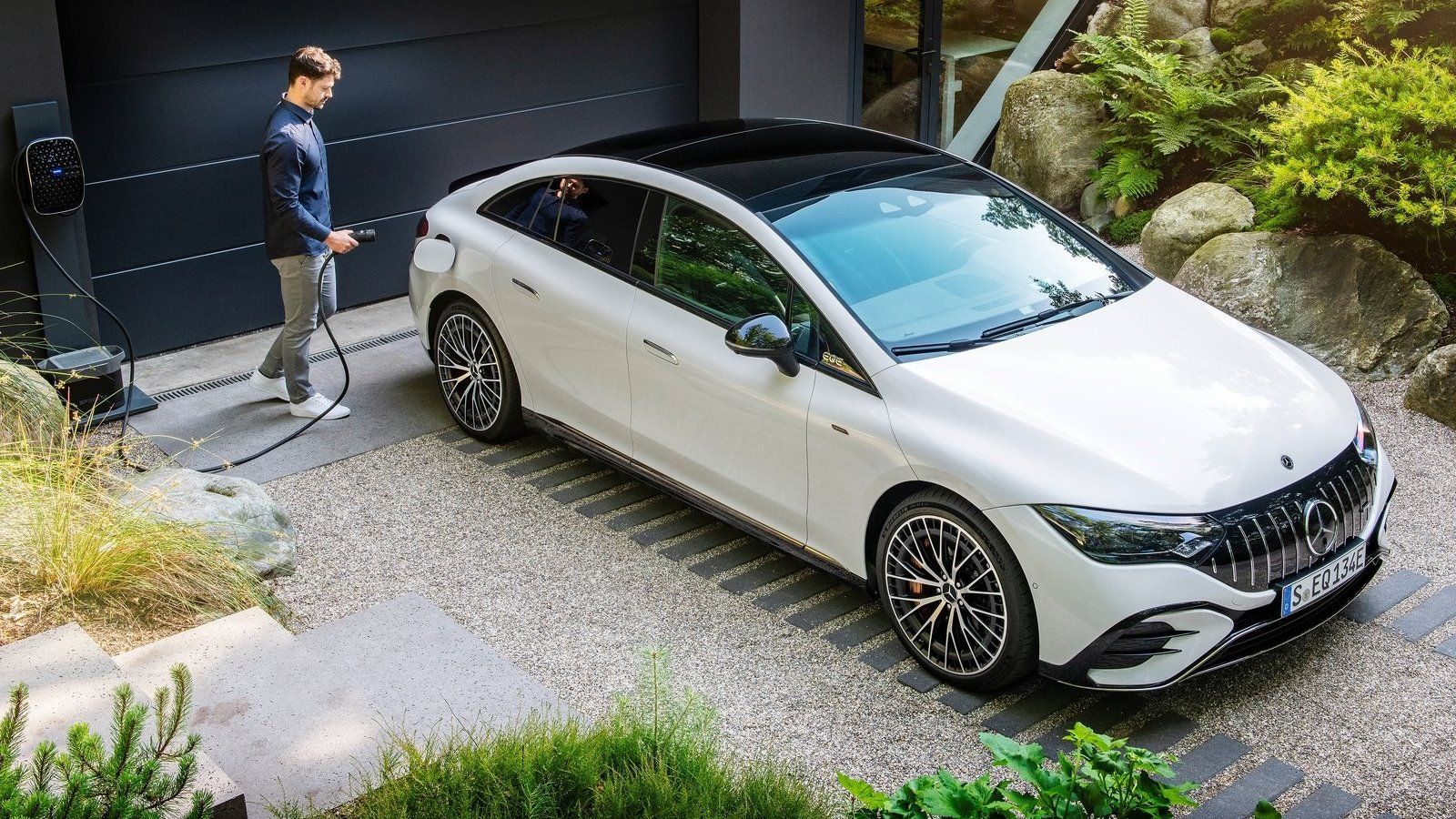 AMG EQE 53 branco carregando