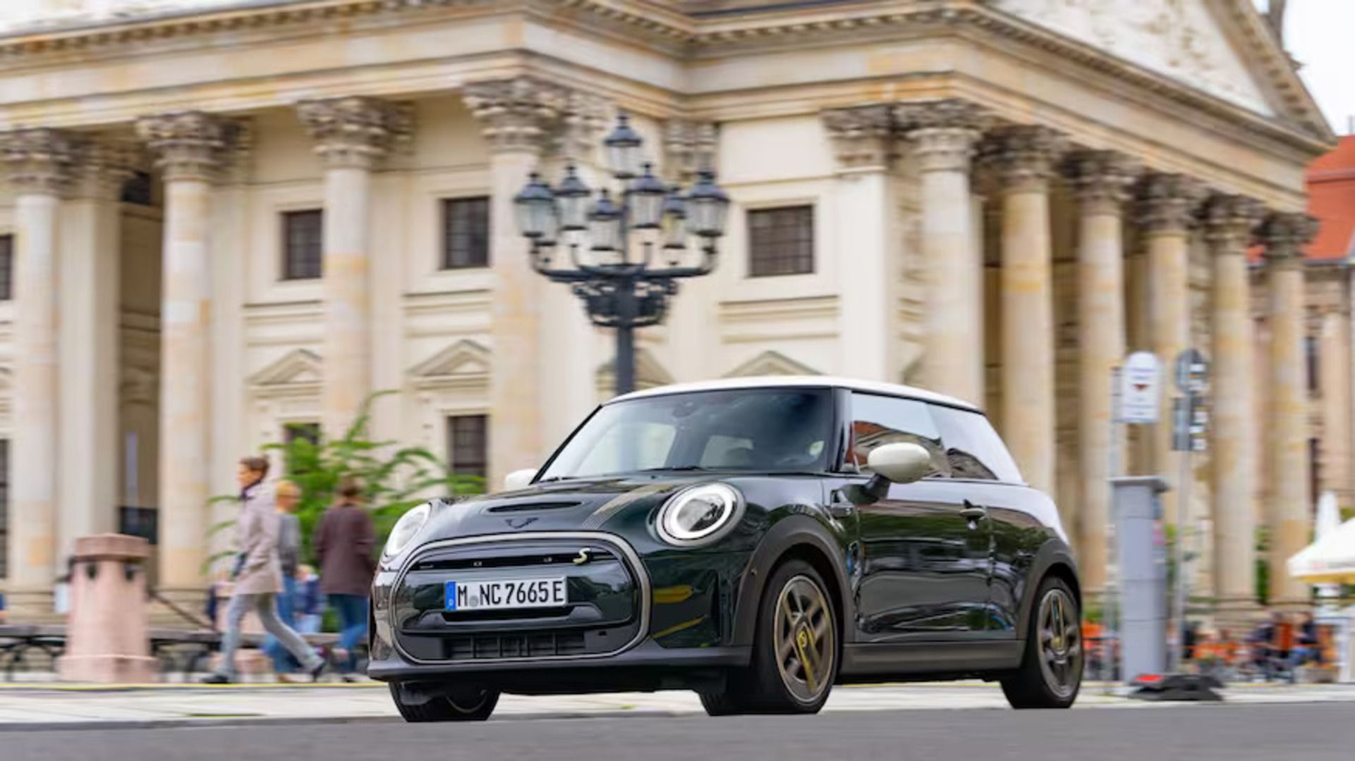Mini Cooper SE Resolute Edition nas ruas