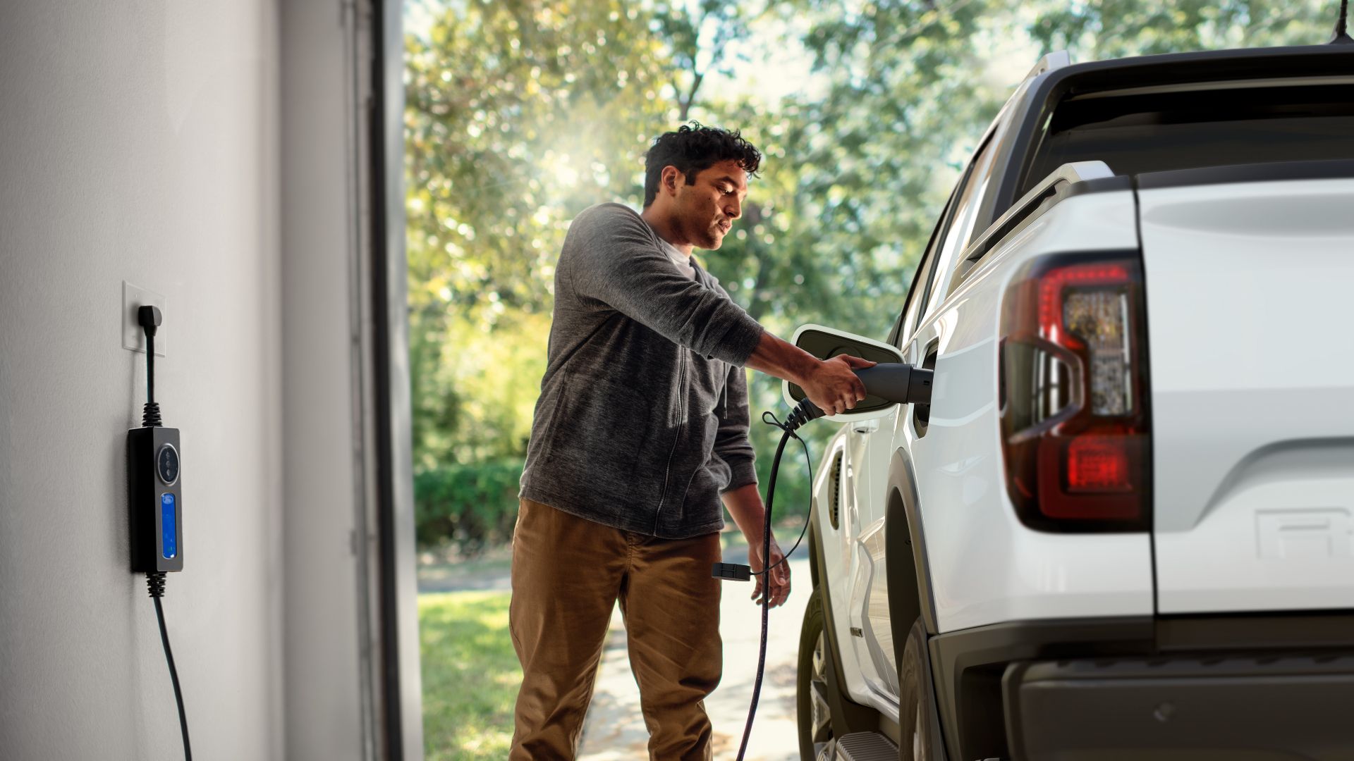 2025 Ford Ranger PHEV Debuts With Up To 28 Miles Of Electric Range