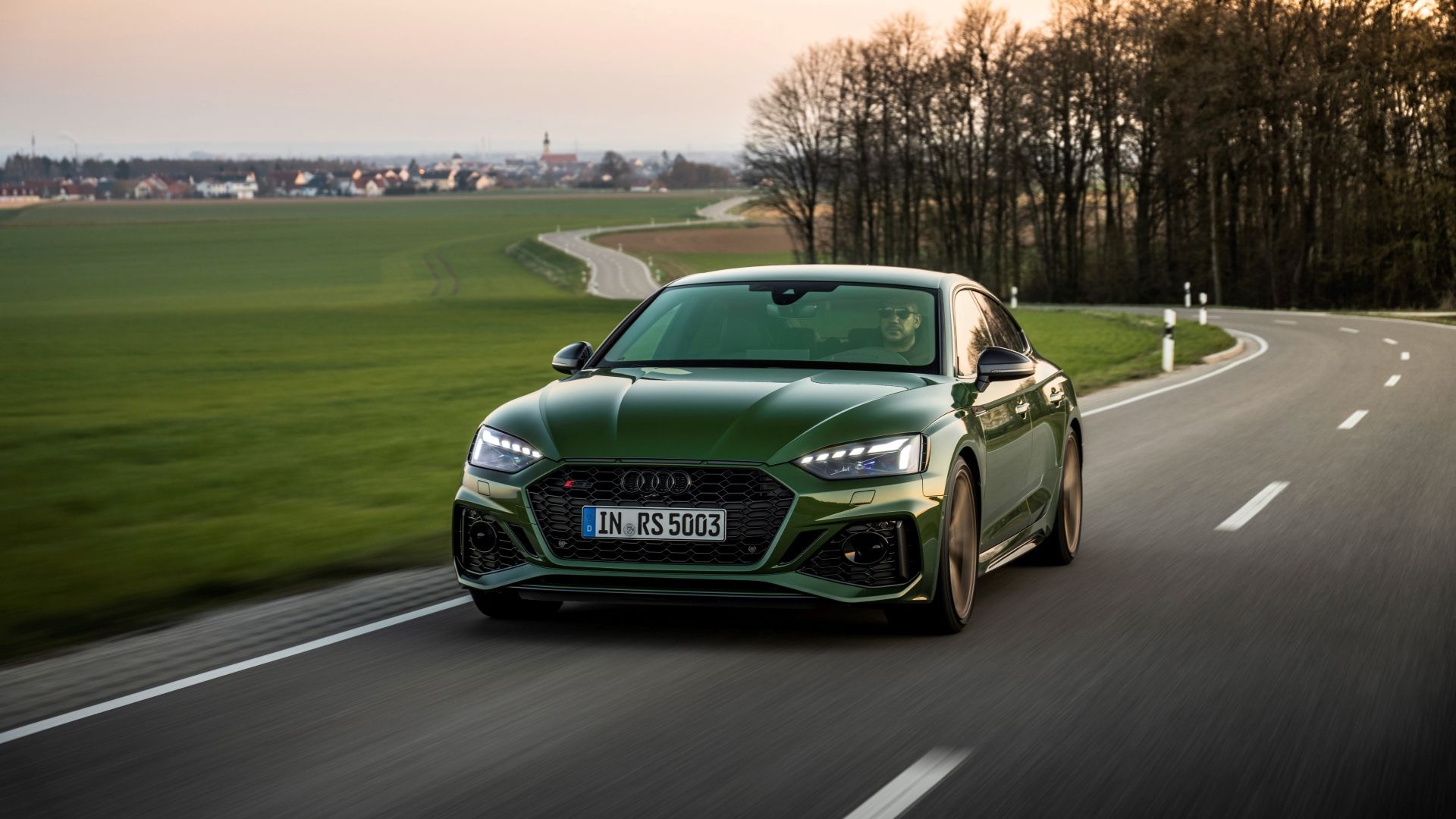 Foto frontal de ação 3/4 do Audi RS5 2020