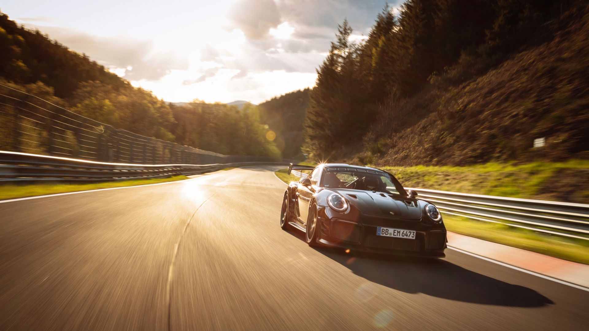 Foto frontal do Porsche 911 GT2 RS MR 2021 estabelecendo um recorde em Nurburgring