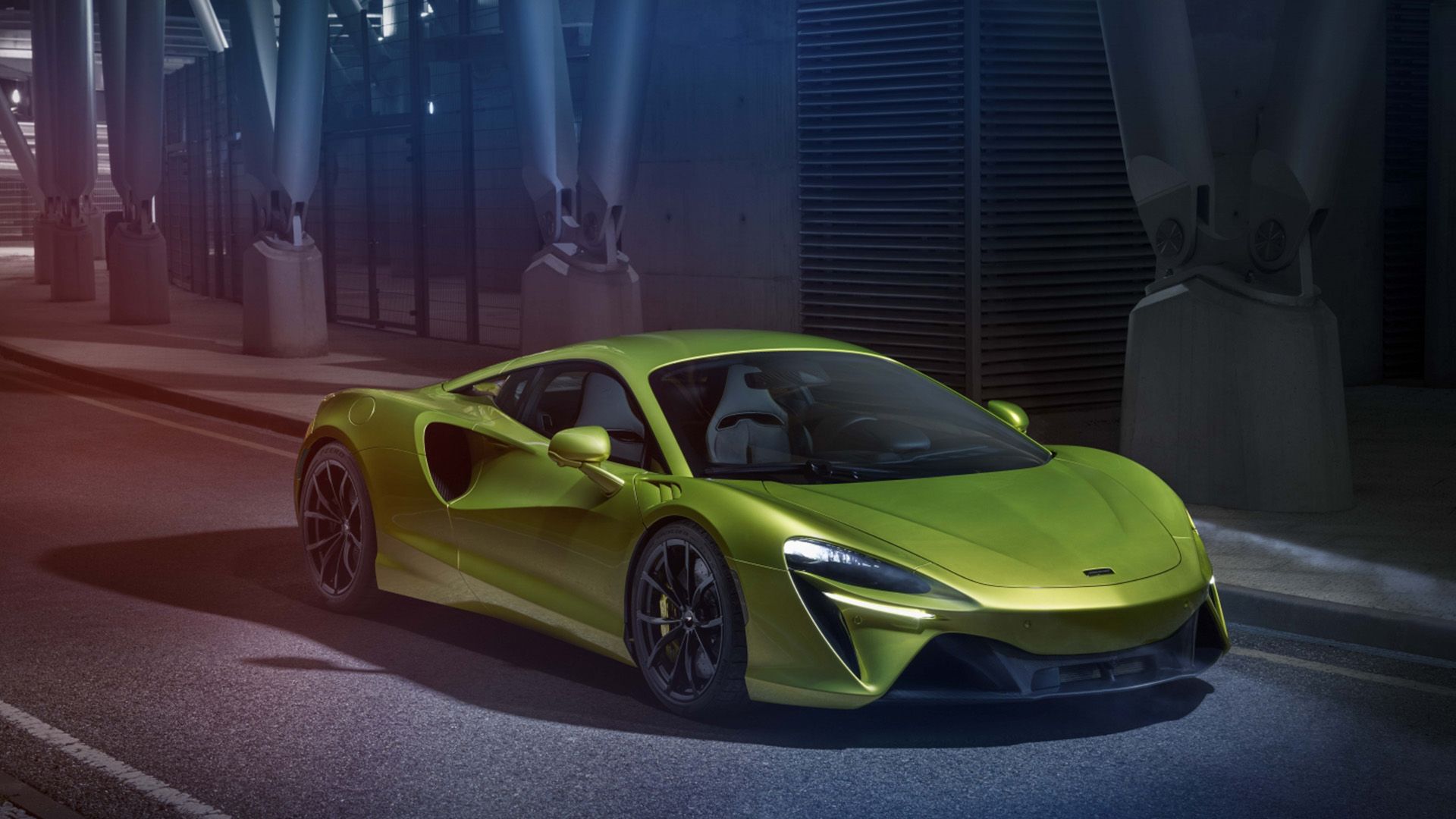 McLaren Artura verde estacionado