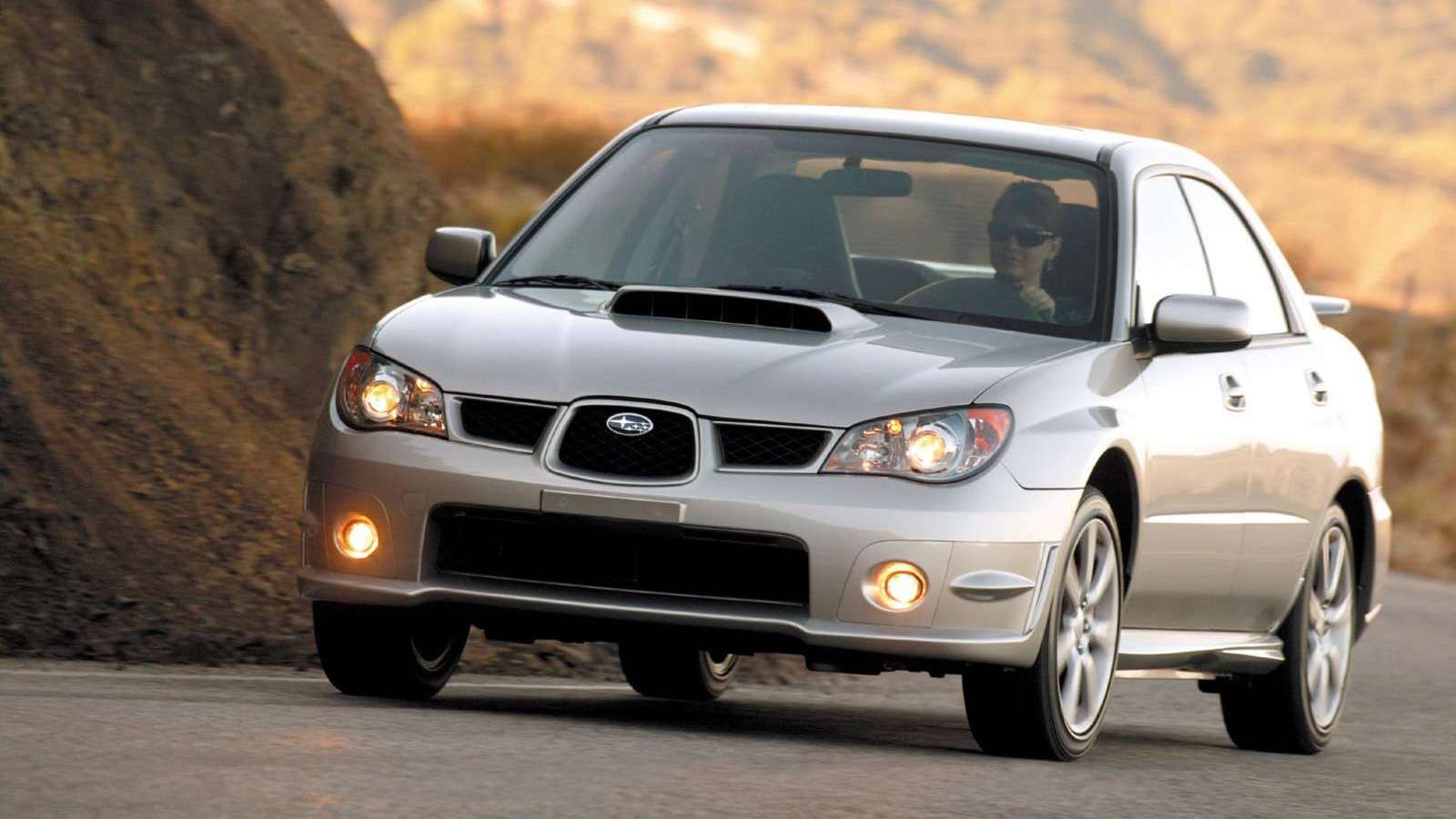 Vista frontal 3/4 de um Subaru Impreza WRX 2006
