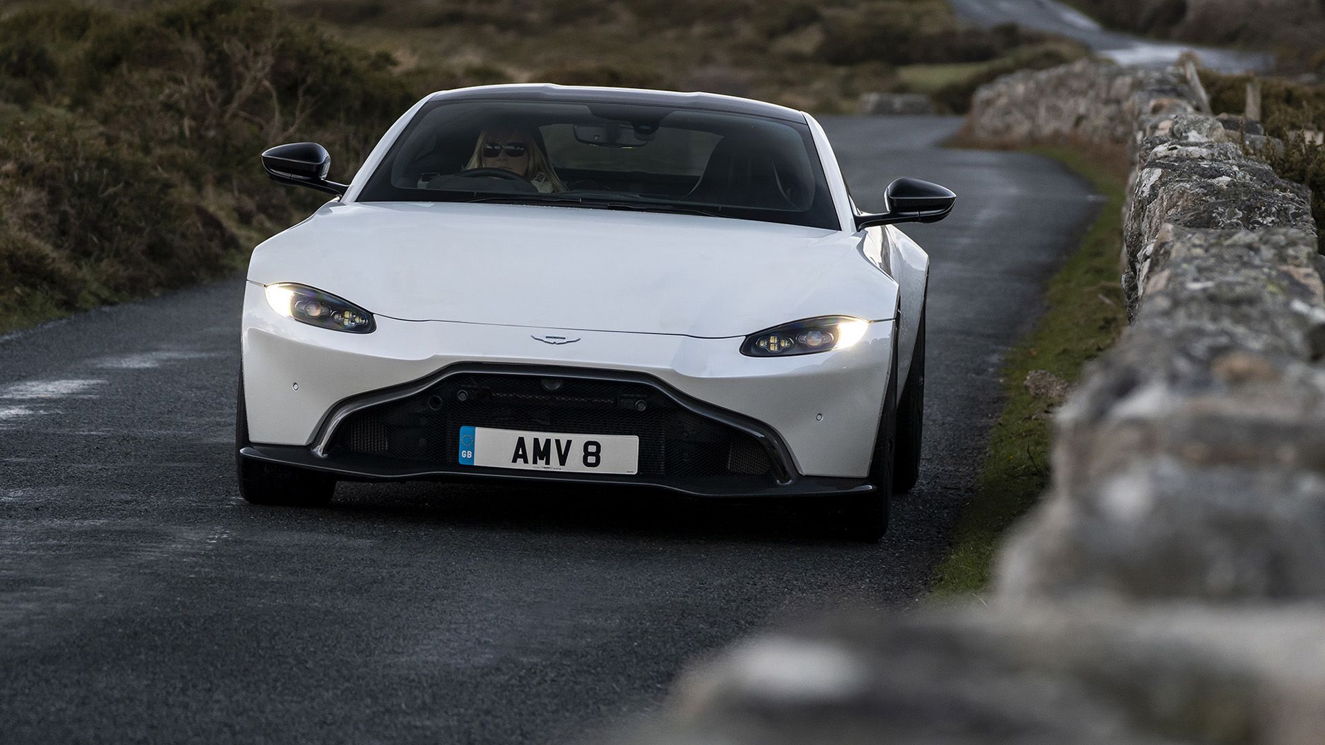Aston Martin Vantage branco em estradas secundárias