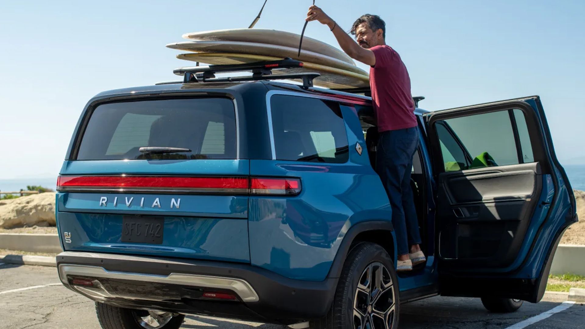 Why is the Rivian R1S the best off-road electric SUV?