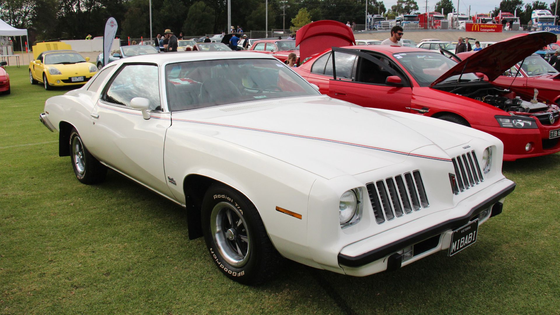 Pontiac Grand Am 1974 estacionado no salão automóvel