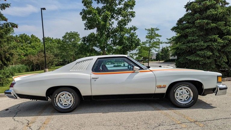 Vista lateral do Pontiac LeMans Can Am 1977