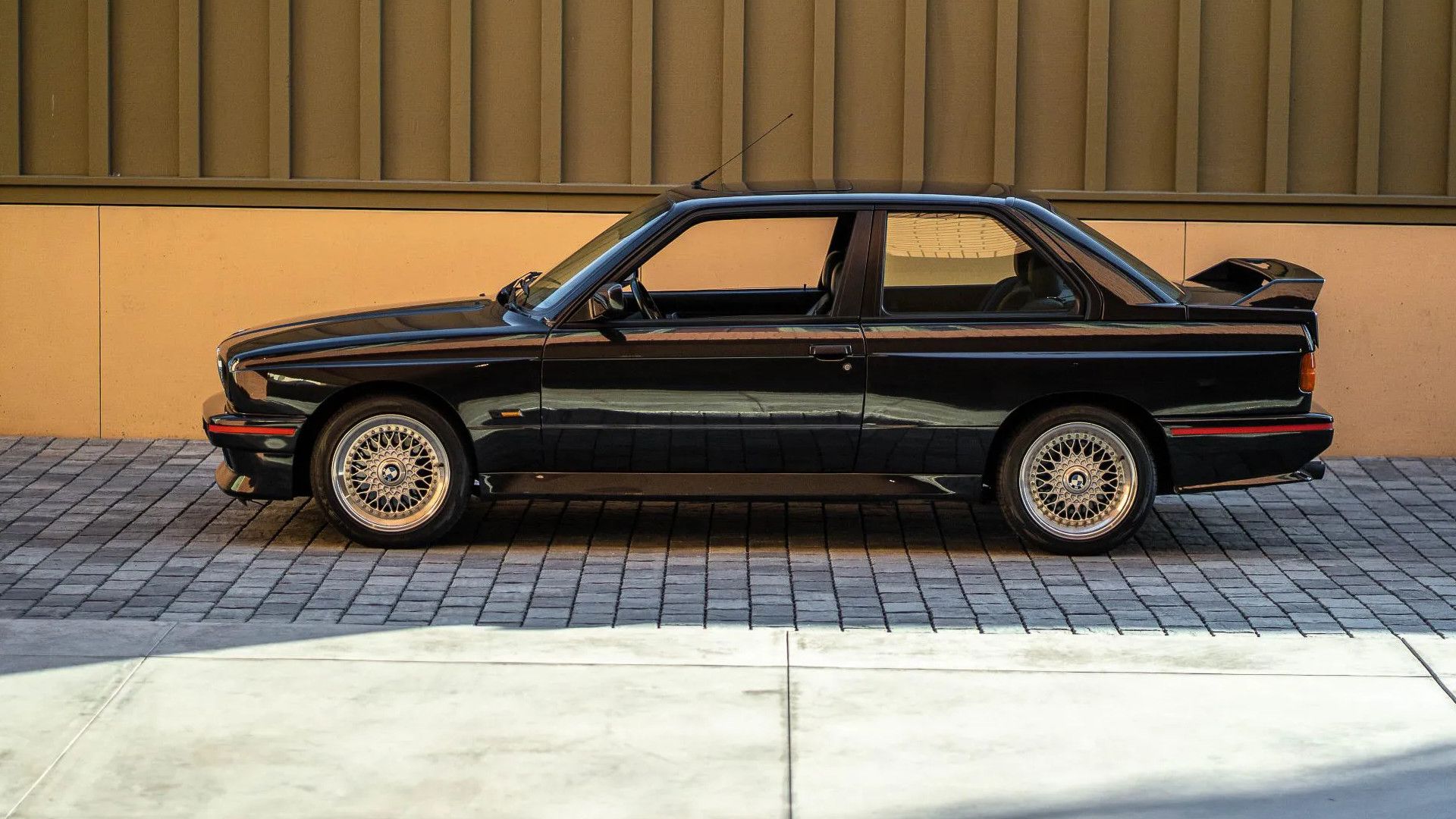 Lado BMW E30 M3 preto 1987