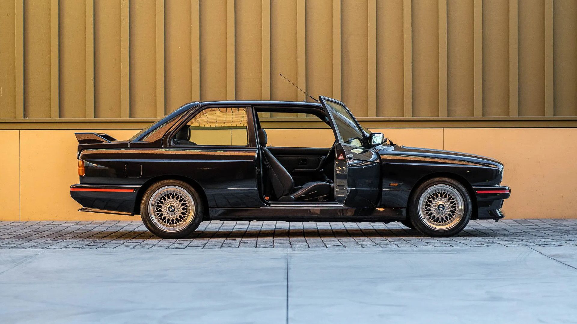 Lado BMW E30 M3 preto 1987