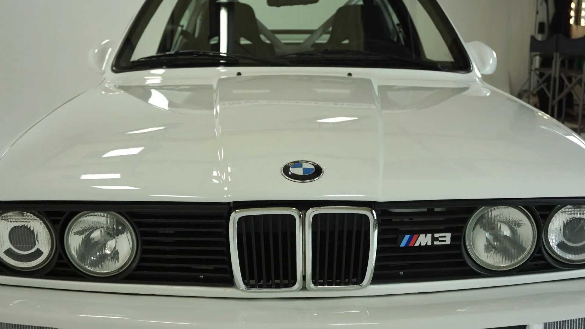 Branco 1987 BMW E30 M3 dianteiro