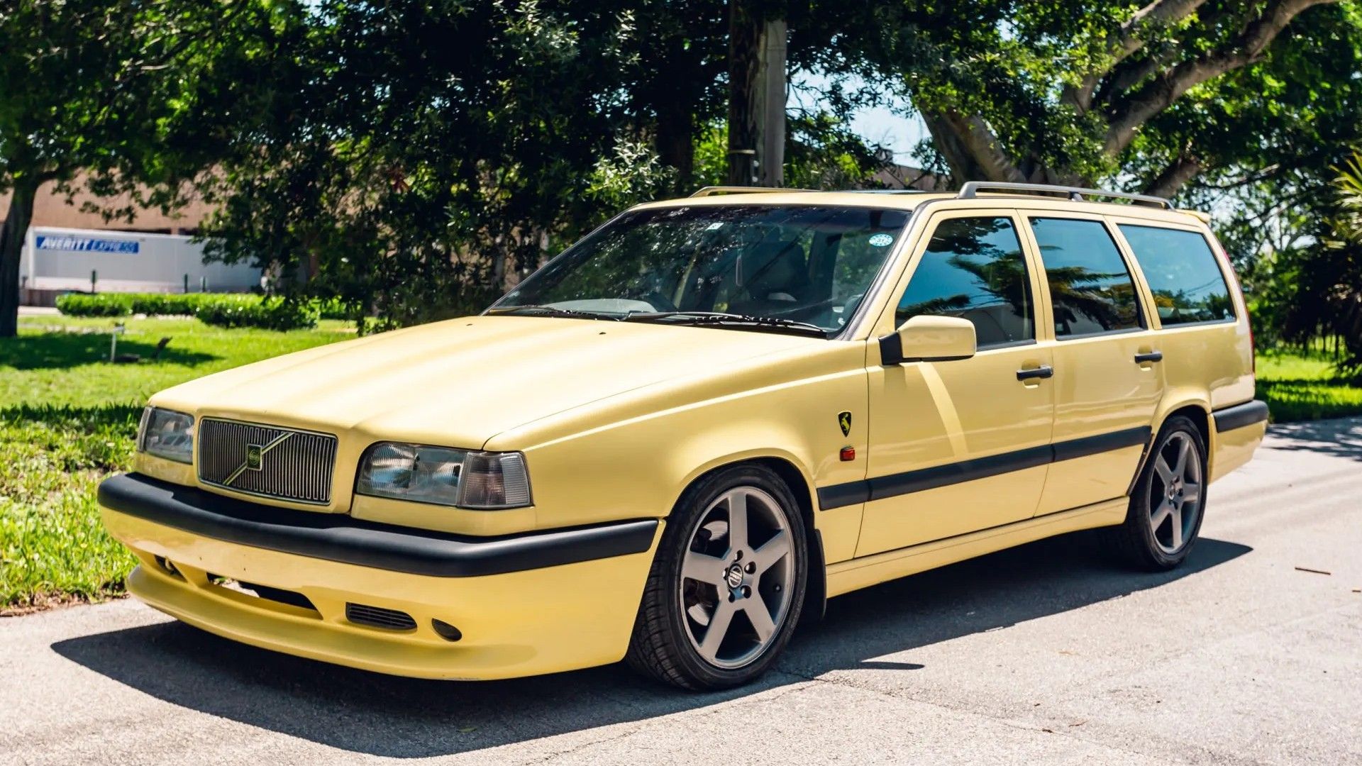 Front 3/4 shot of a Volvo 850 T5-R Wagon