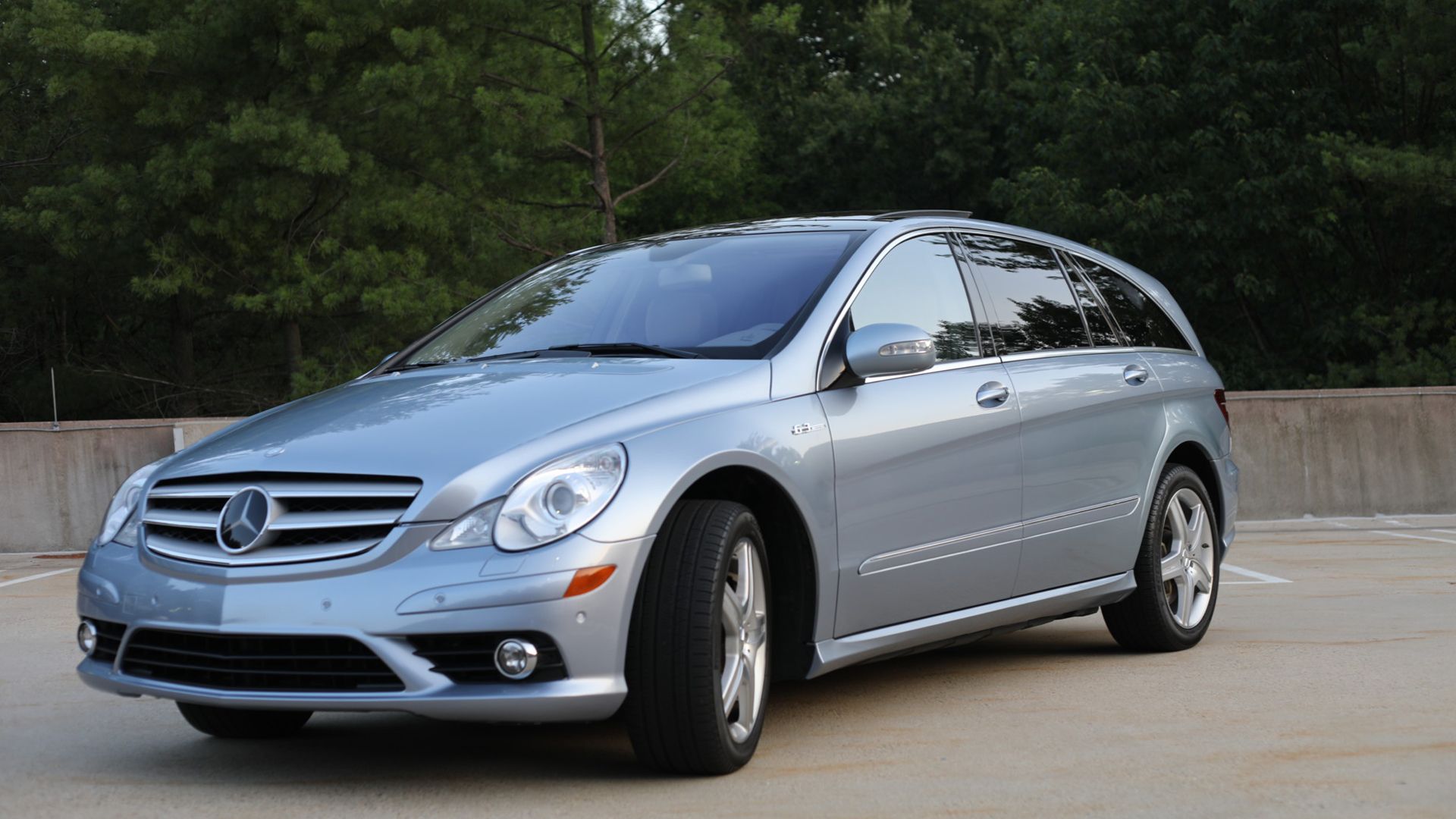 Mercedes-Benz R 63 AMG cinza