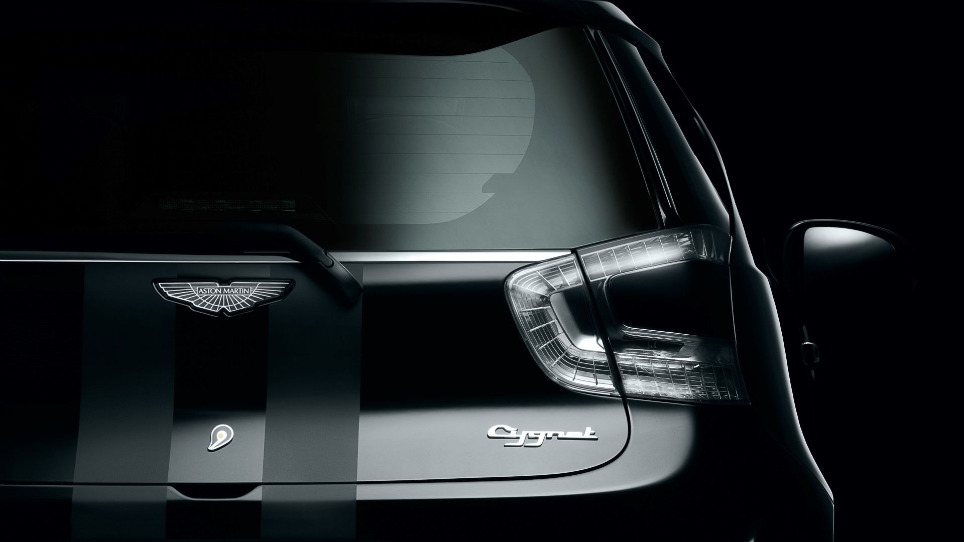 Grande plano traseiro do emblema do Aston Martin Cygnet 2011