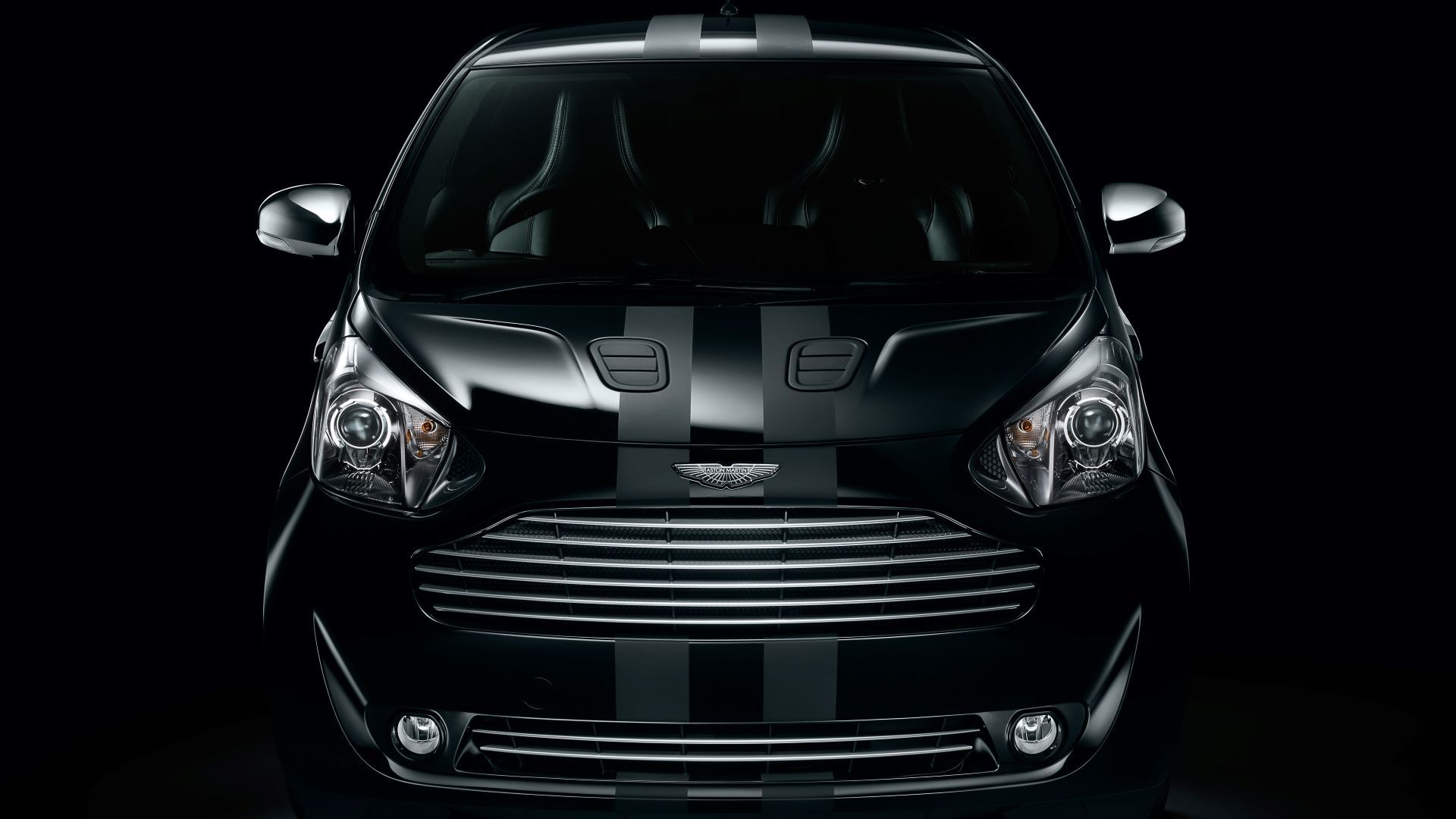 Uma foto frontal do Aston Martin Cygnet 2011