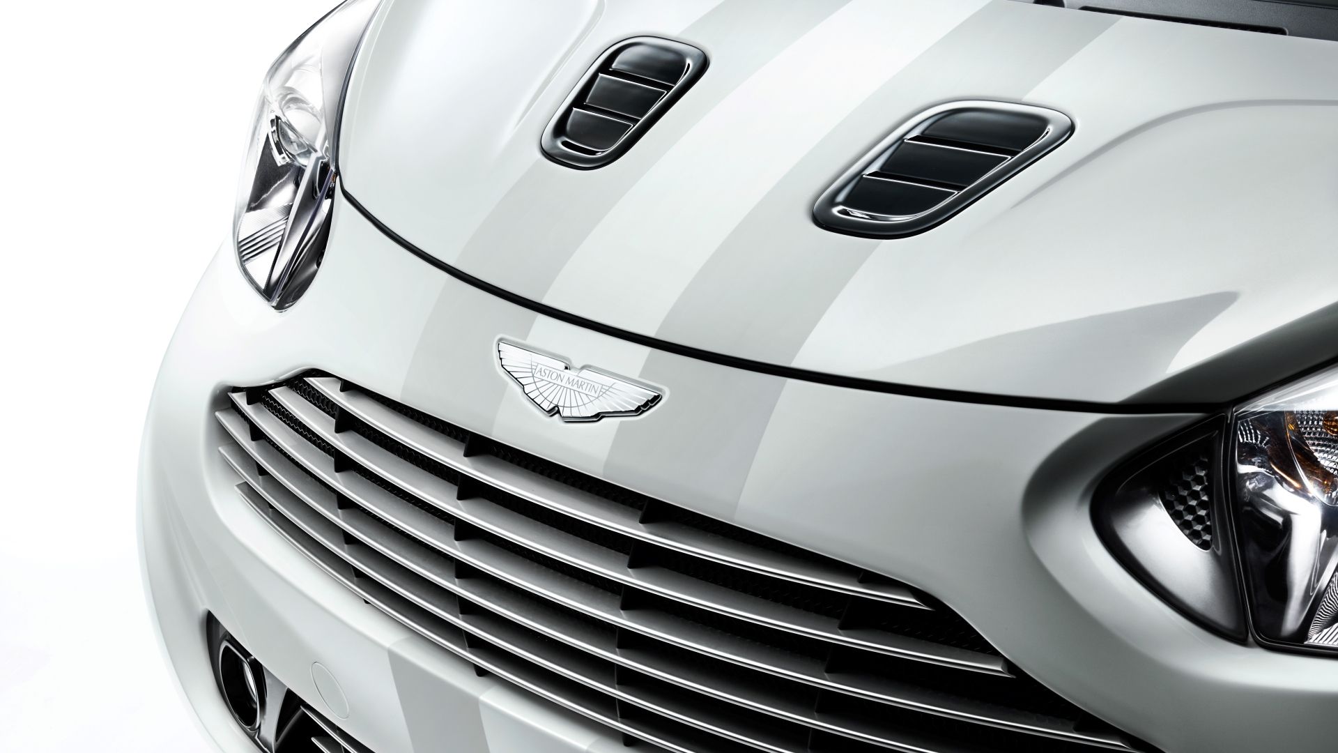 Close da frente do Aston Martin Cygnet 2011