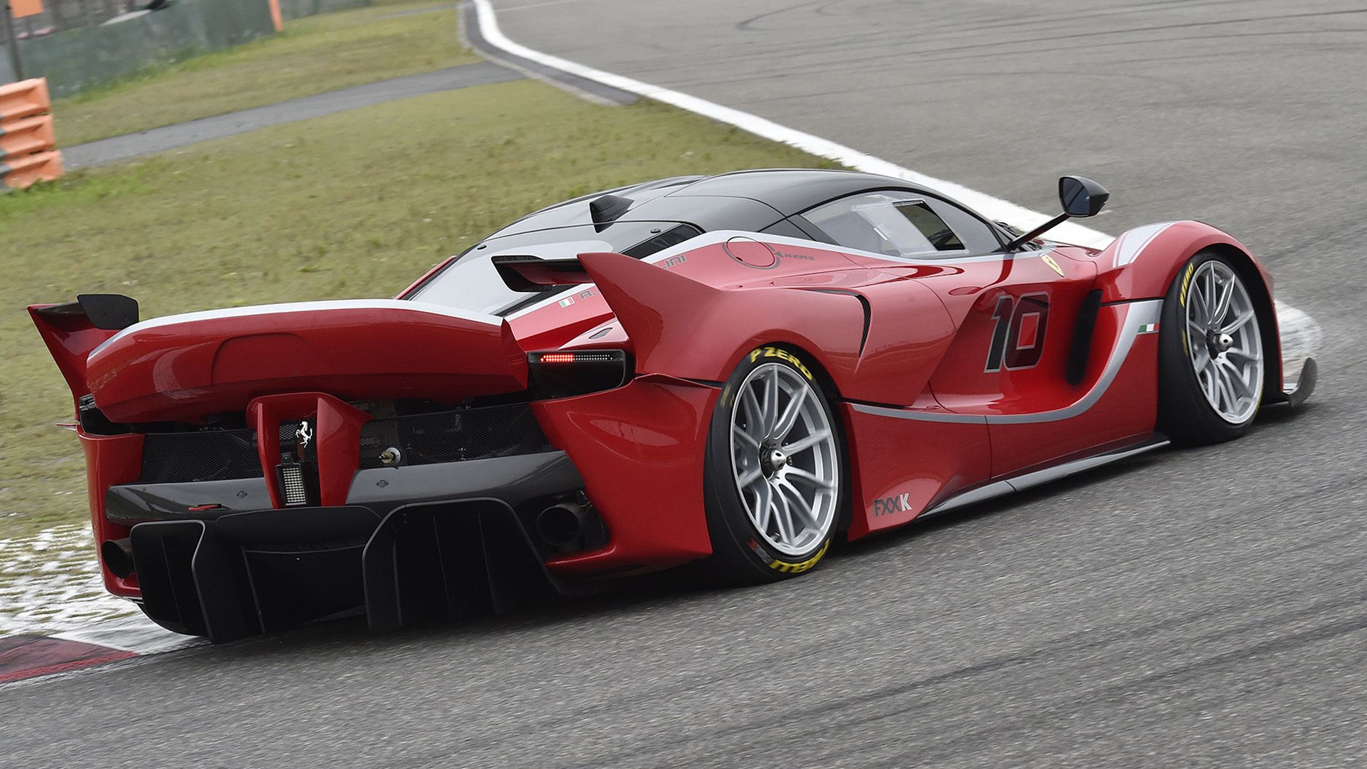 Uma Ferrari FXX K 2015 vermelha 