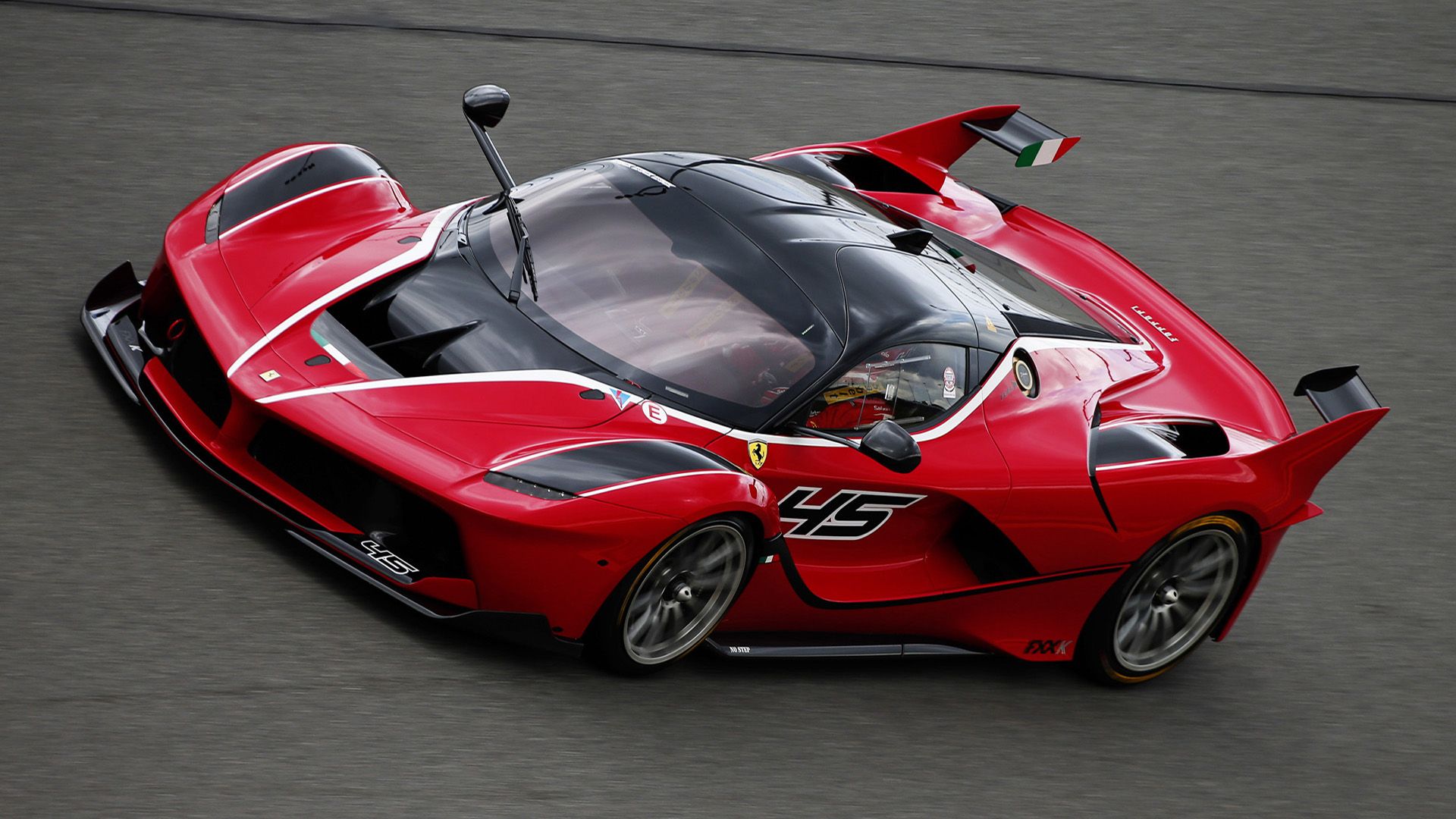 Uma Ferrari FXX K 2015 vermelha 