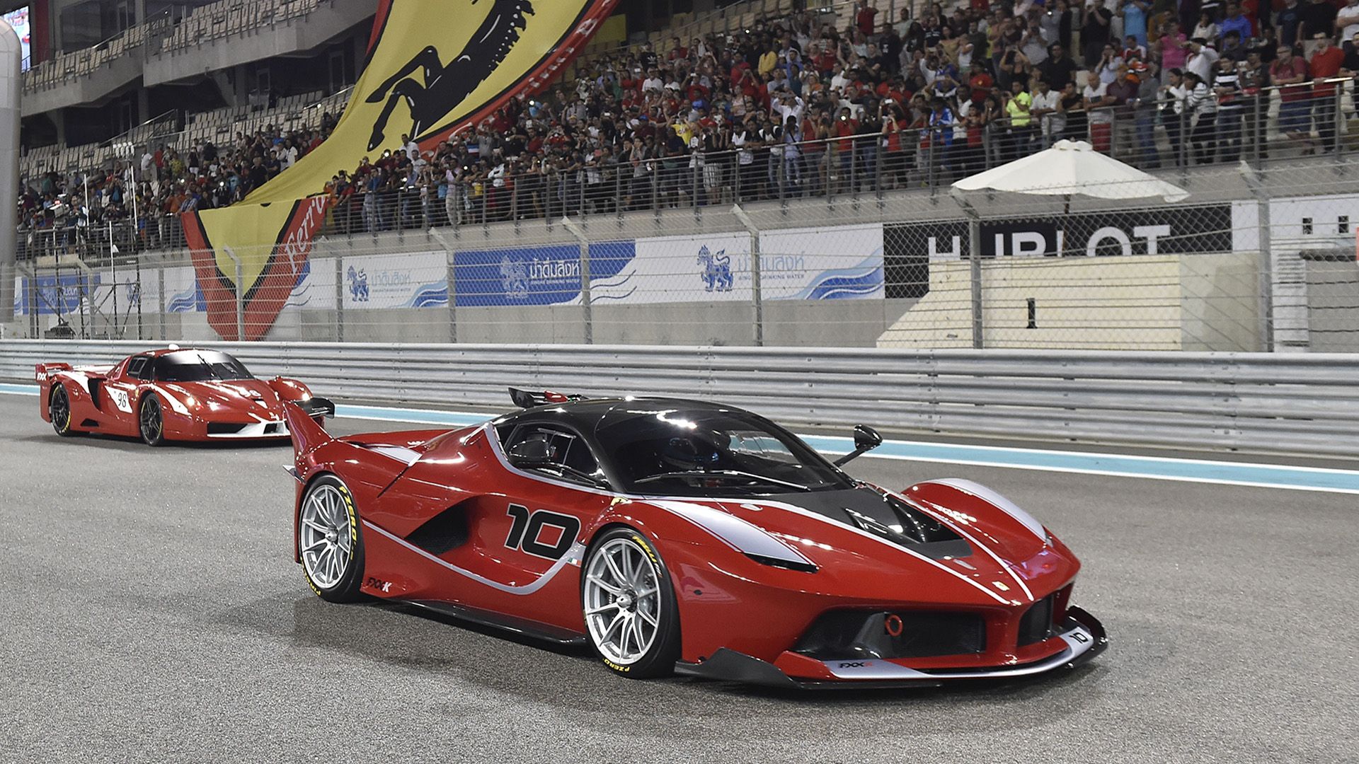 Uma Ferrari FXX K 2015 e uma Ferrari FXX 2005 em Yas Marina