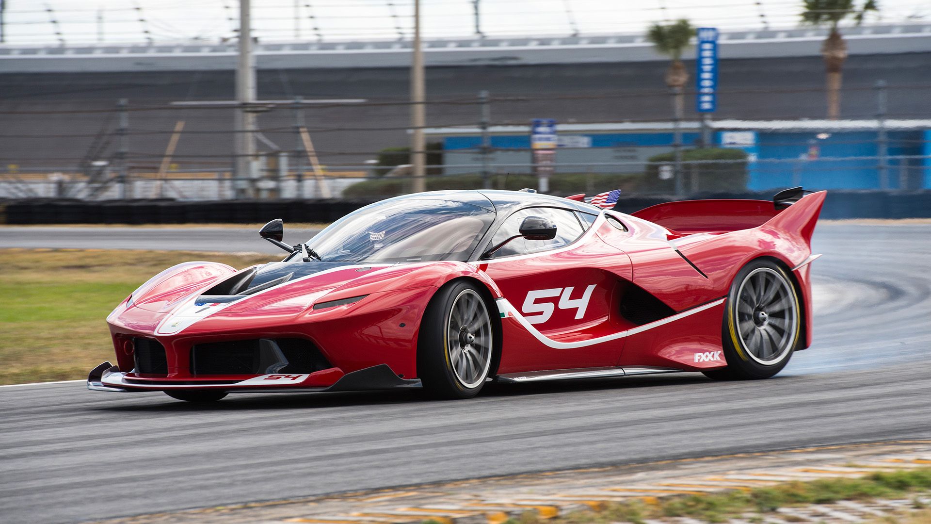 Uma Ferrari FXX K 2015 vermelha deslizante