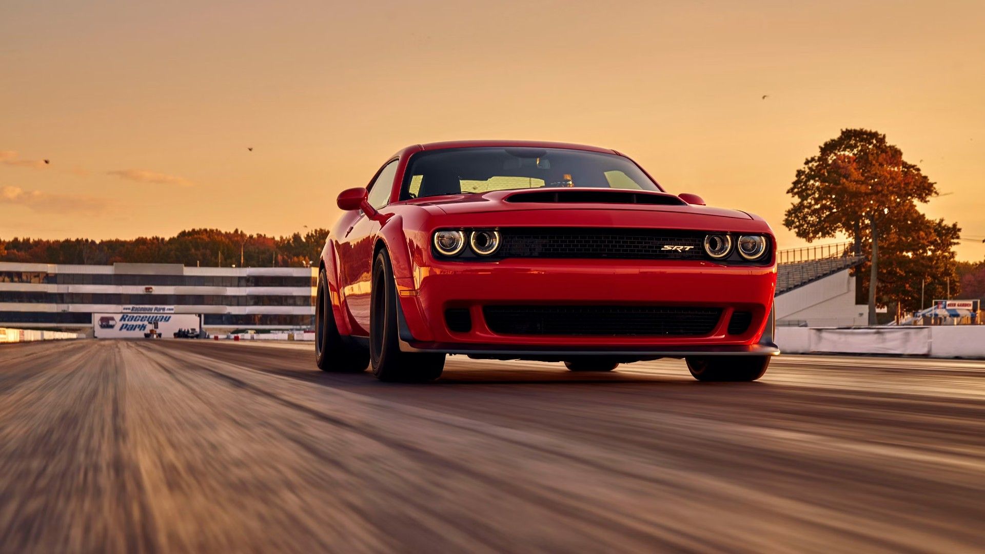 2018 Dodge Challenger Demon, vermelho, na pista