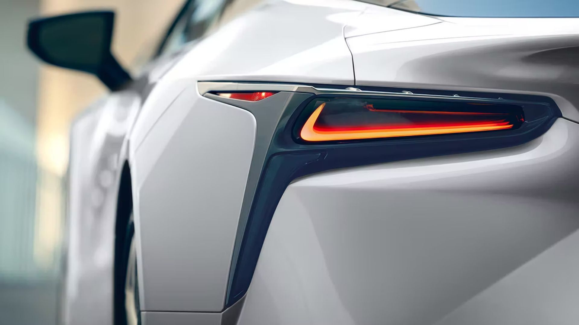 Luzes de fundo do Lexus LC Hybrid 2024 de perto