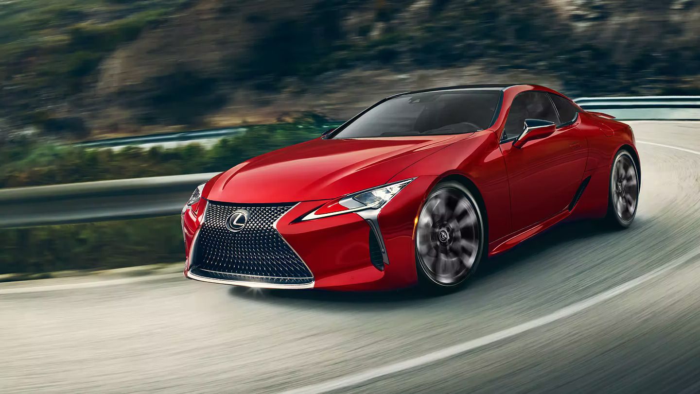 2024 Lexus LC Hybrid frente três quartos em vermelho