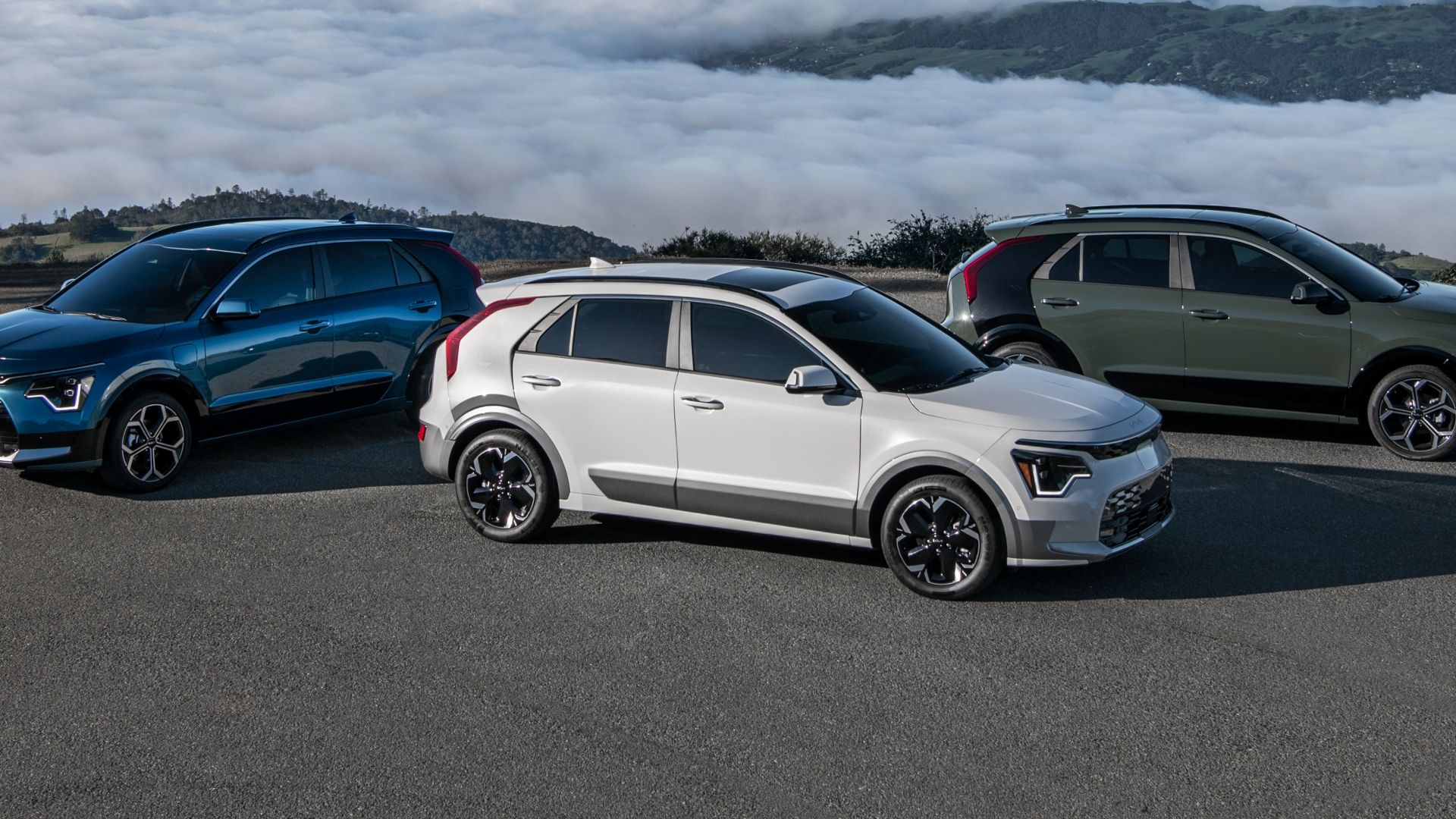 2023 Kia Niro em três cores – branco, azul e verde