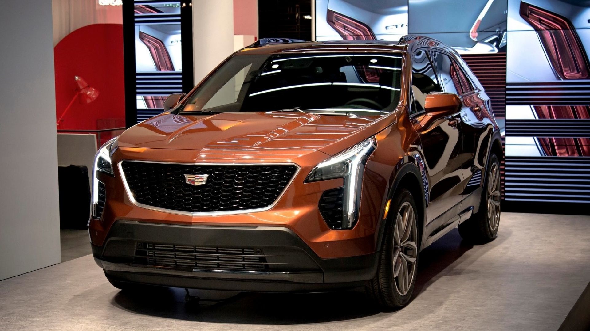 Front 3/4 studio shot of the 2019 Cadillac XT4