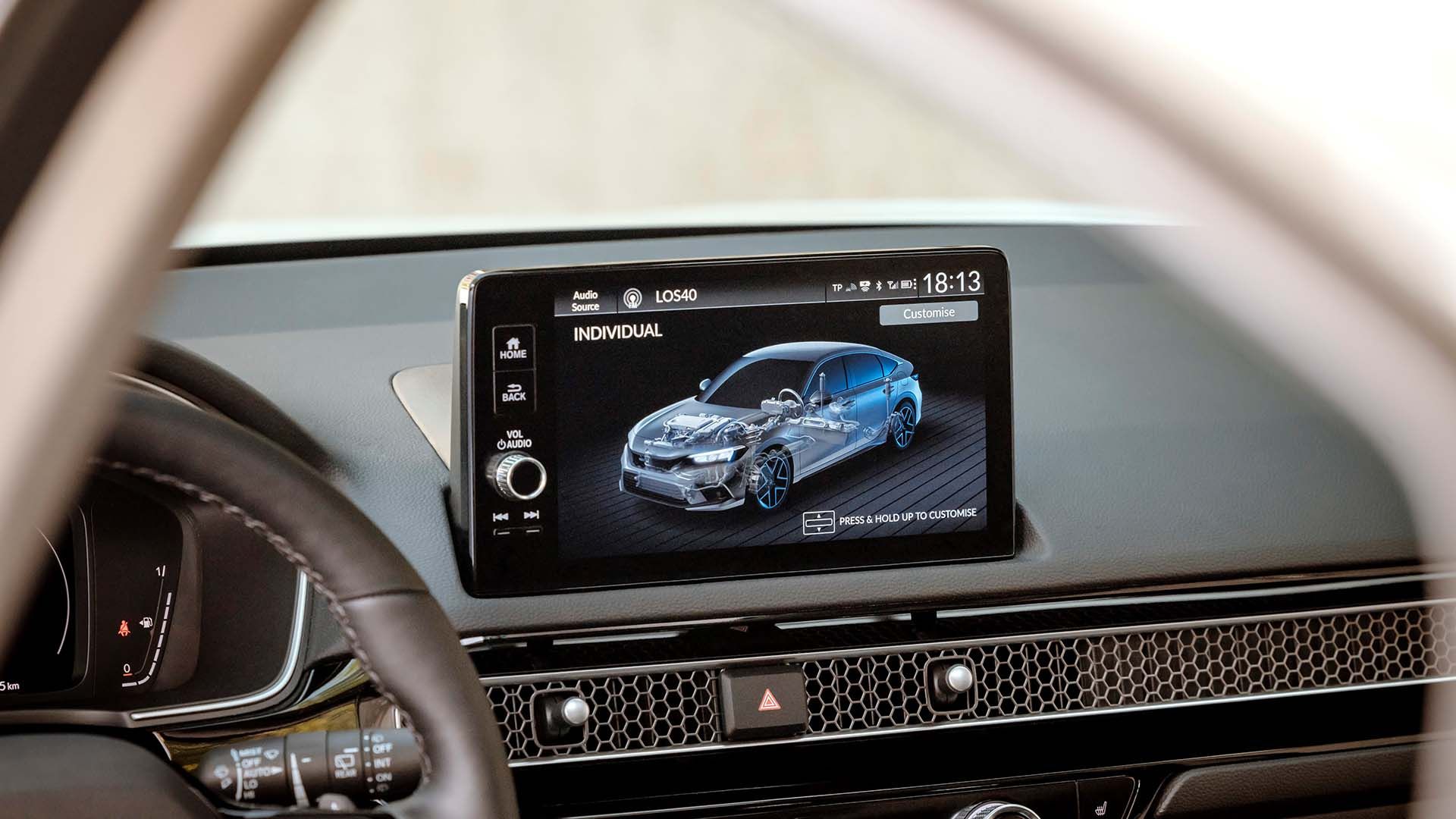 Tela de infoentretenimento de um Honda Civic Hybrid 2023