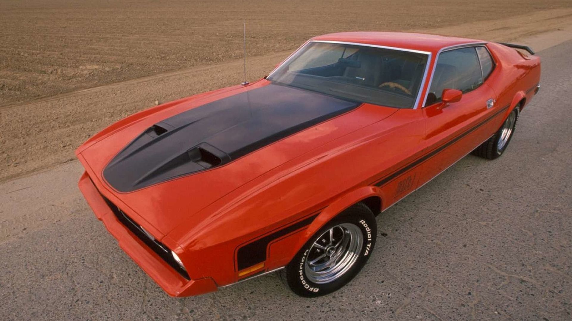 Uma vista frontal elevada de 3/4 do Ford Mustang Mach 1 1972