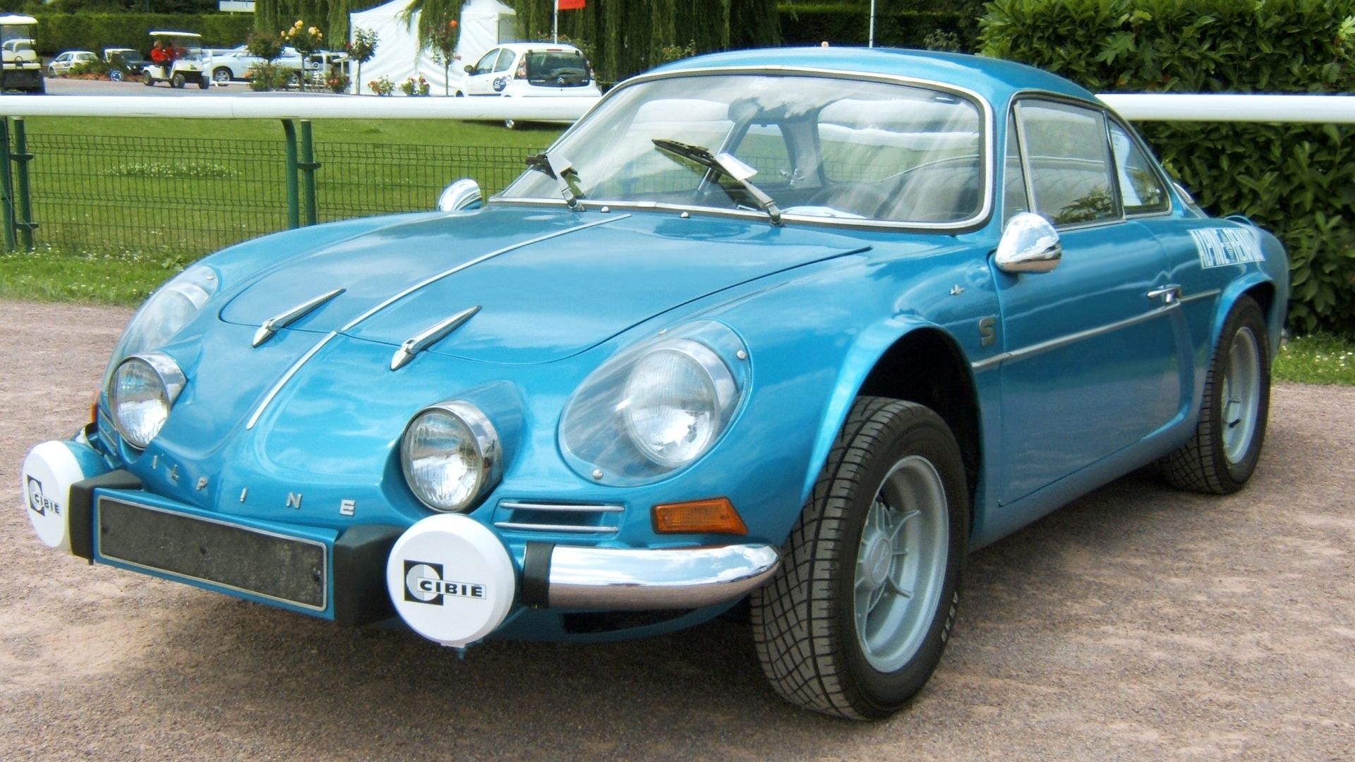 Uma foto frontal 3/4 de um Alpine A110 1963 