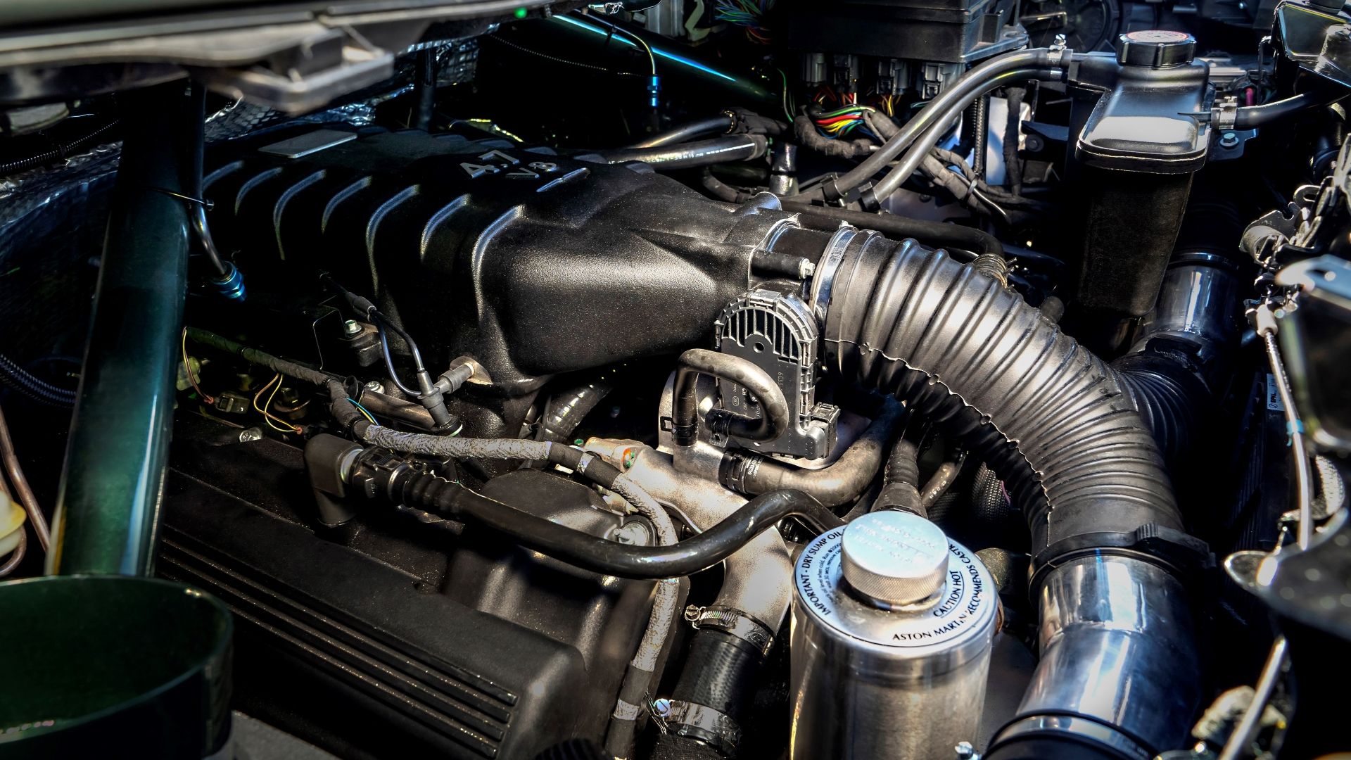 O compartimento do motor do Aston Martin Cygnet V-8 2018