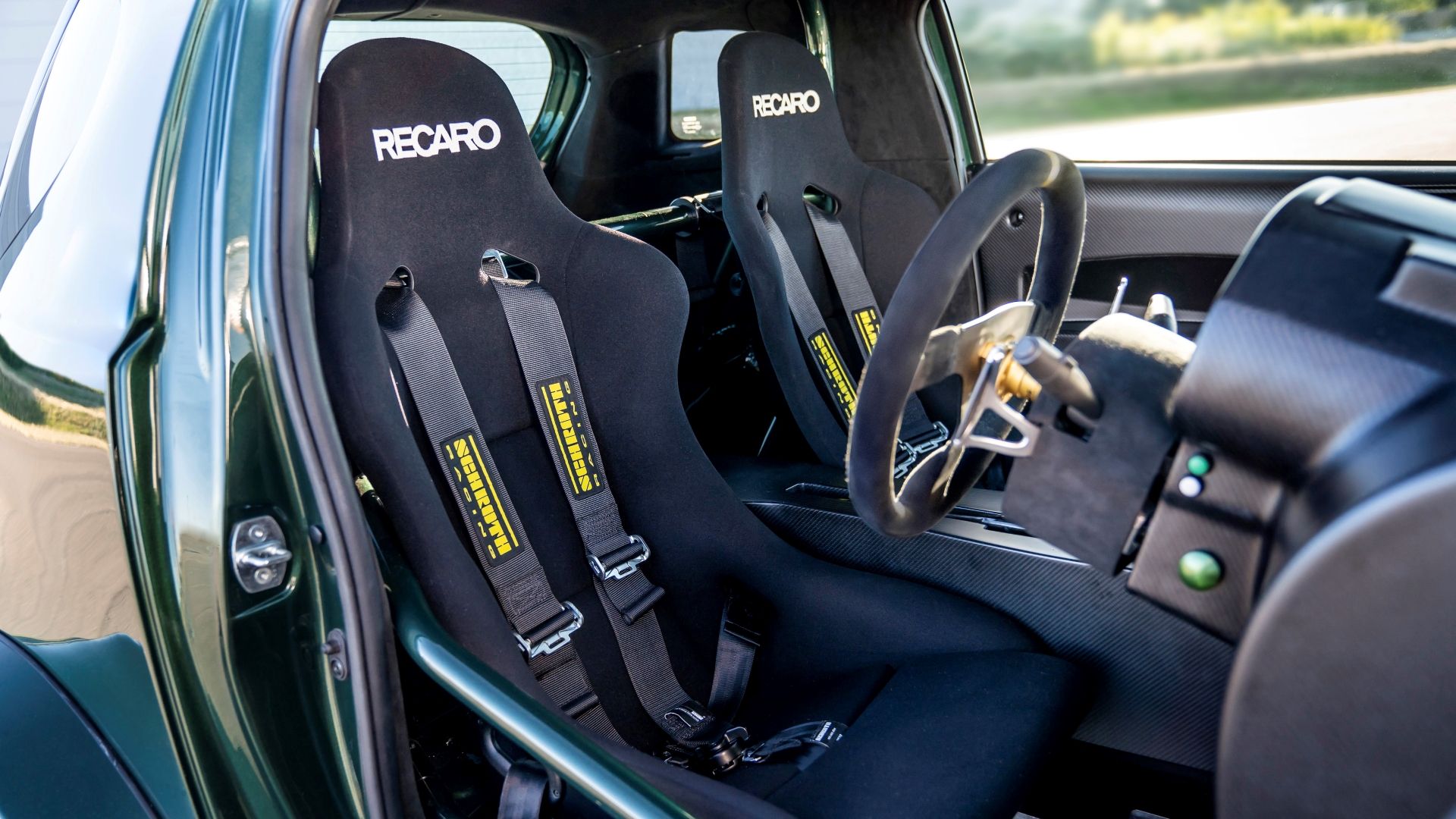 Assentos Recaro na cabine do Aston Martin Cygnet V-8 2018