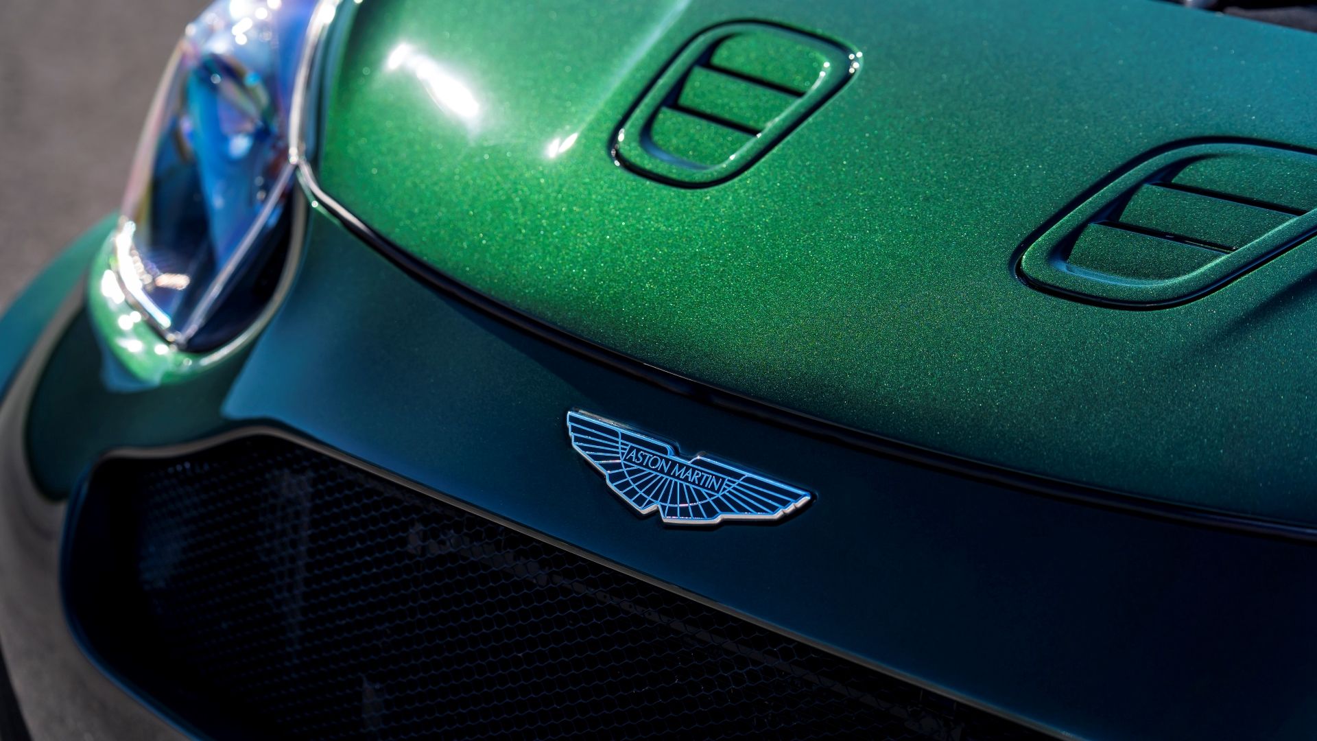 Close do emblema no capô do Aston Martin Cygnet V-8 2018