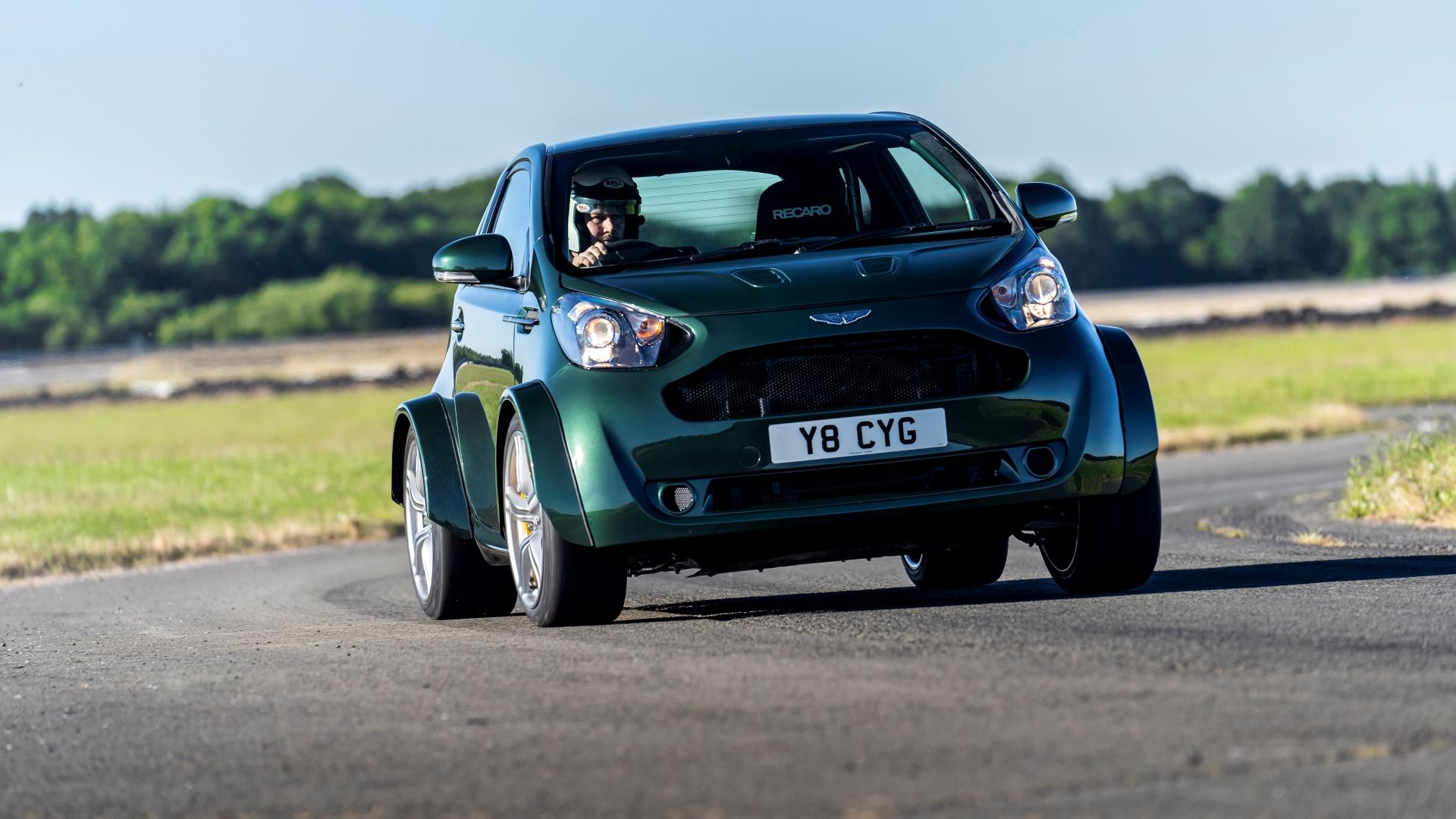 Foto frontal de ação 3/4 do Aston Martin Cygnet V-8 2018 na pista