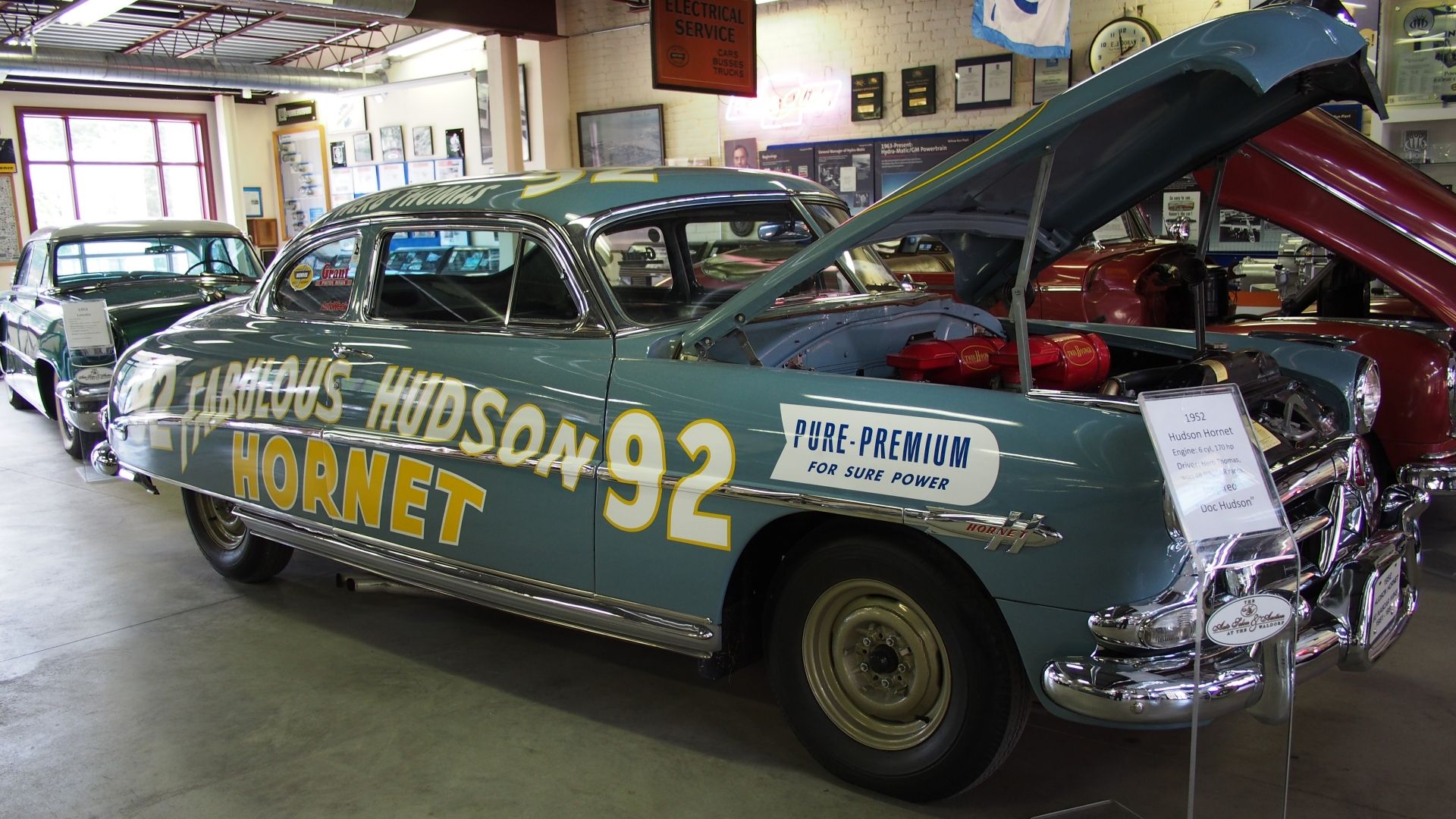 Uma foto frontal 3/4 do Hudson Hornet com o capô aberto