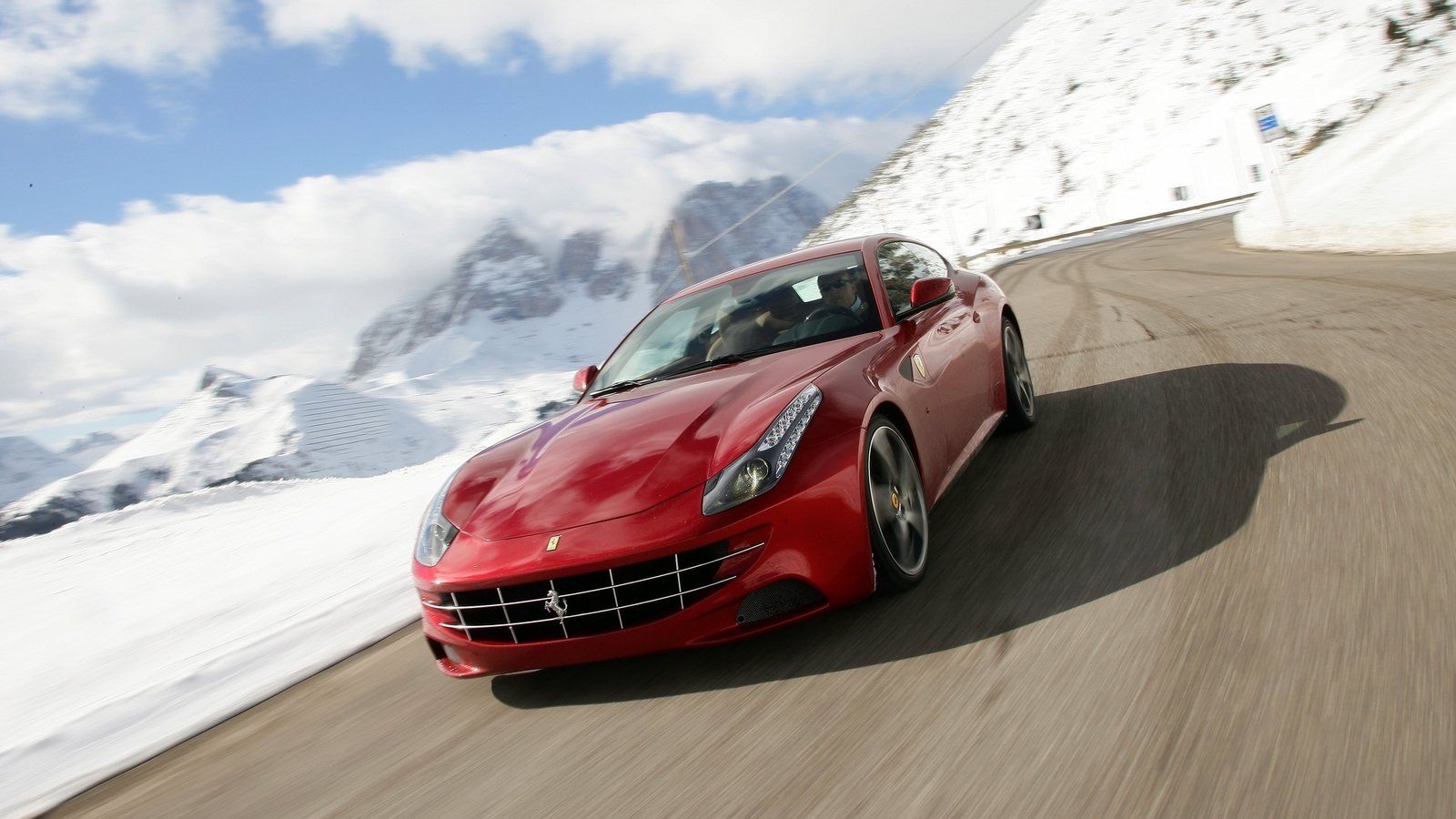 Uma Ferrari FF 2012 dirigindo na estrada