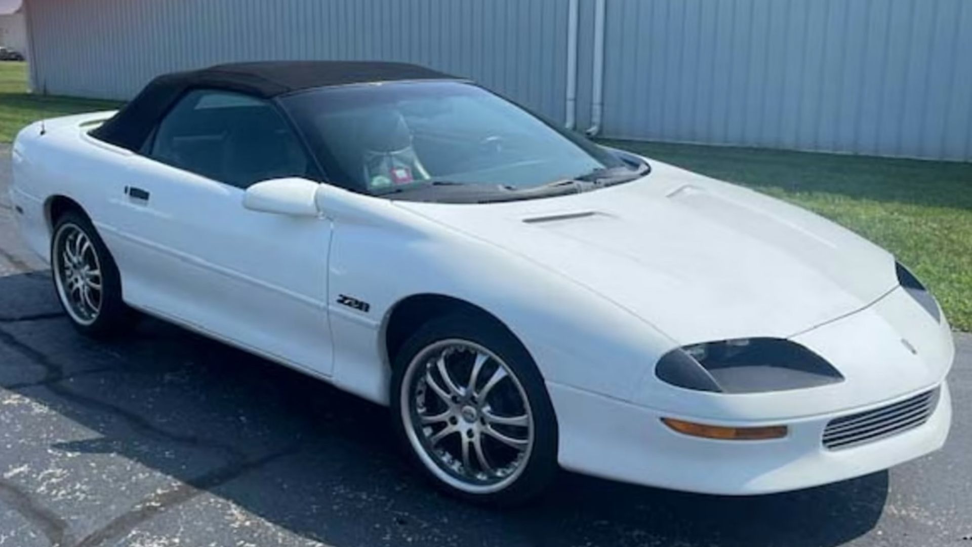 Chevrolet Camaro Z28 conversível 1996 em branco posando ao ar livre