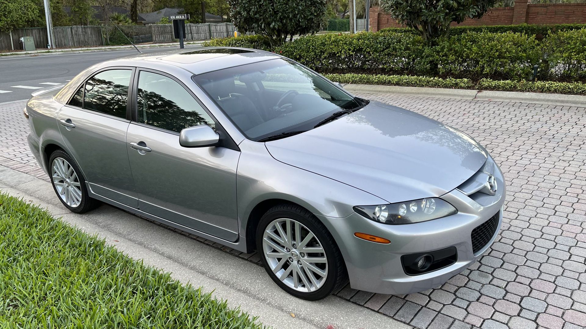 Cinza estacionou Mazda Speed ​​6