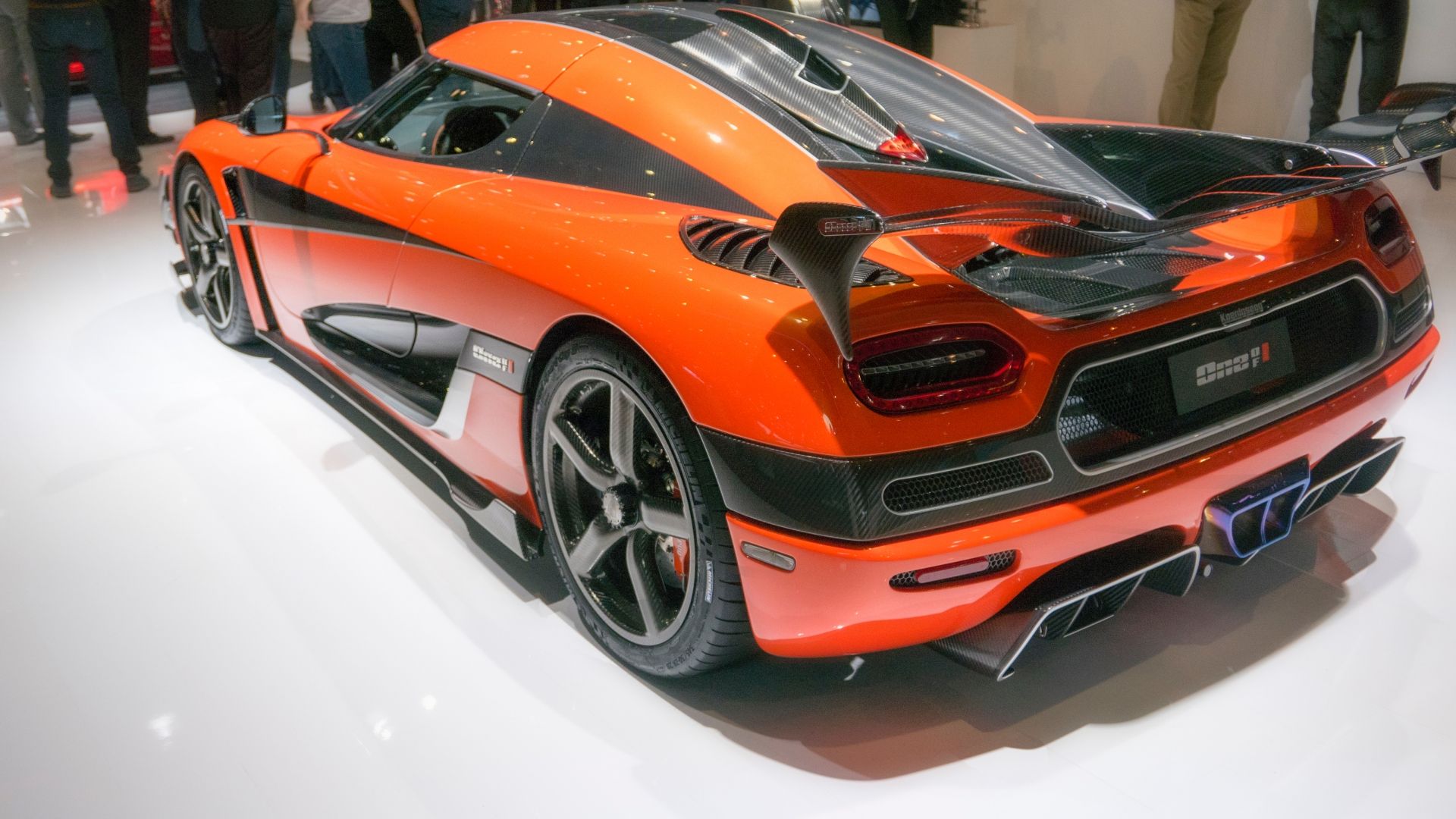 Koenigsegg One:1 foto traseira 3/4 externa