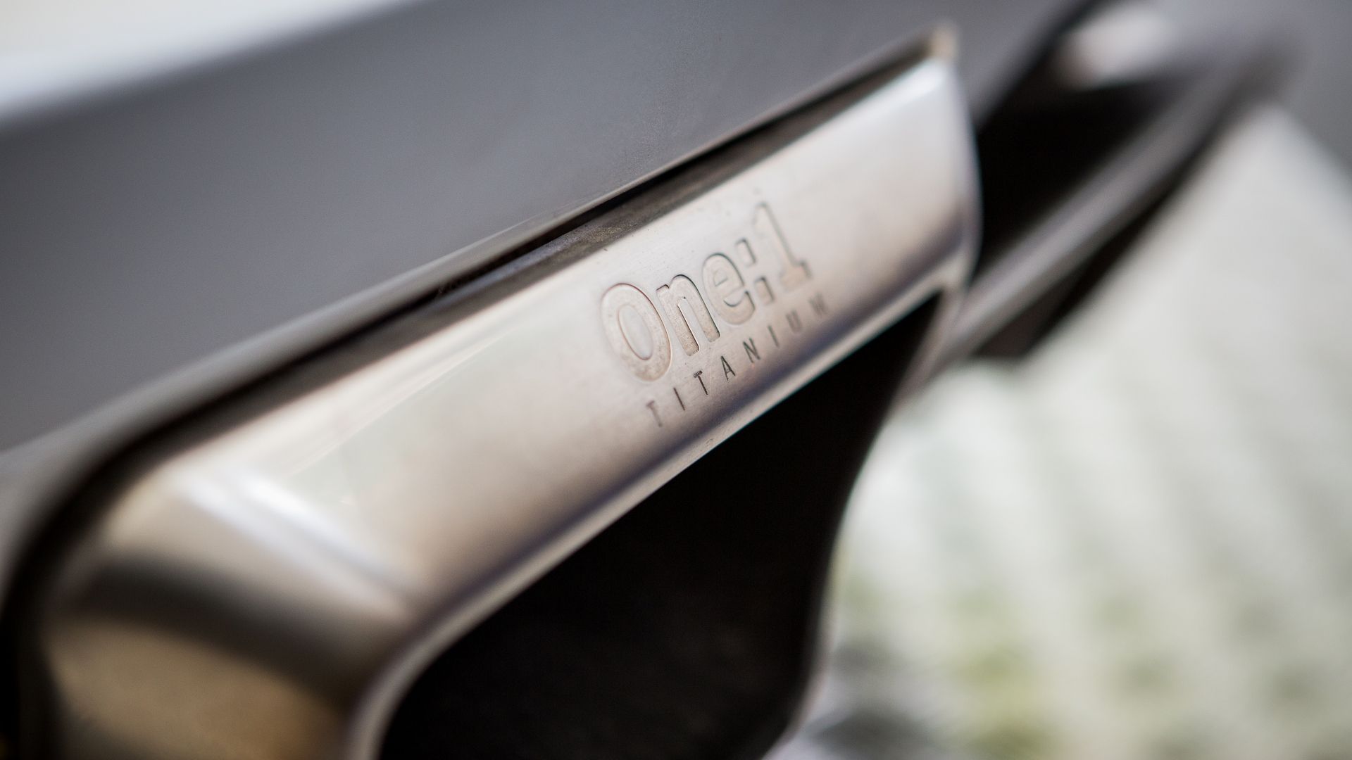 Koenigsegg One:1 close-up do tubo de escape