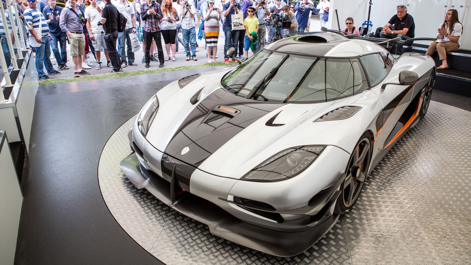 Koenigsegg One:1 tiro frontal 3/4