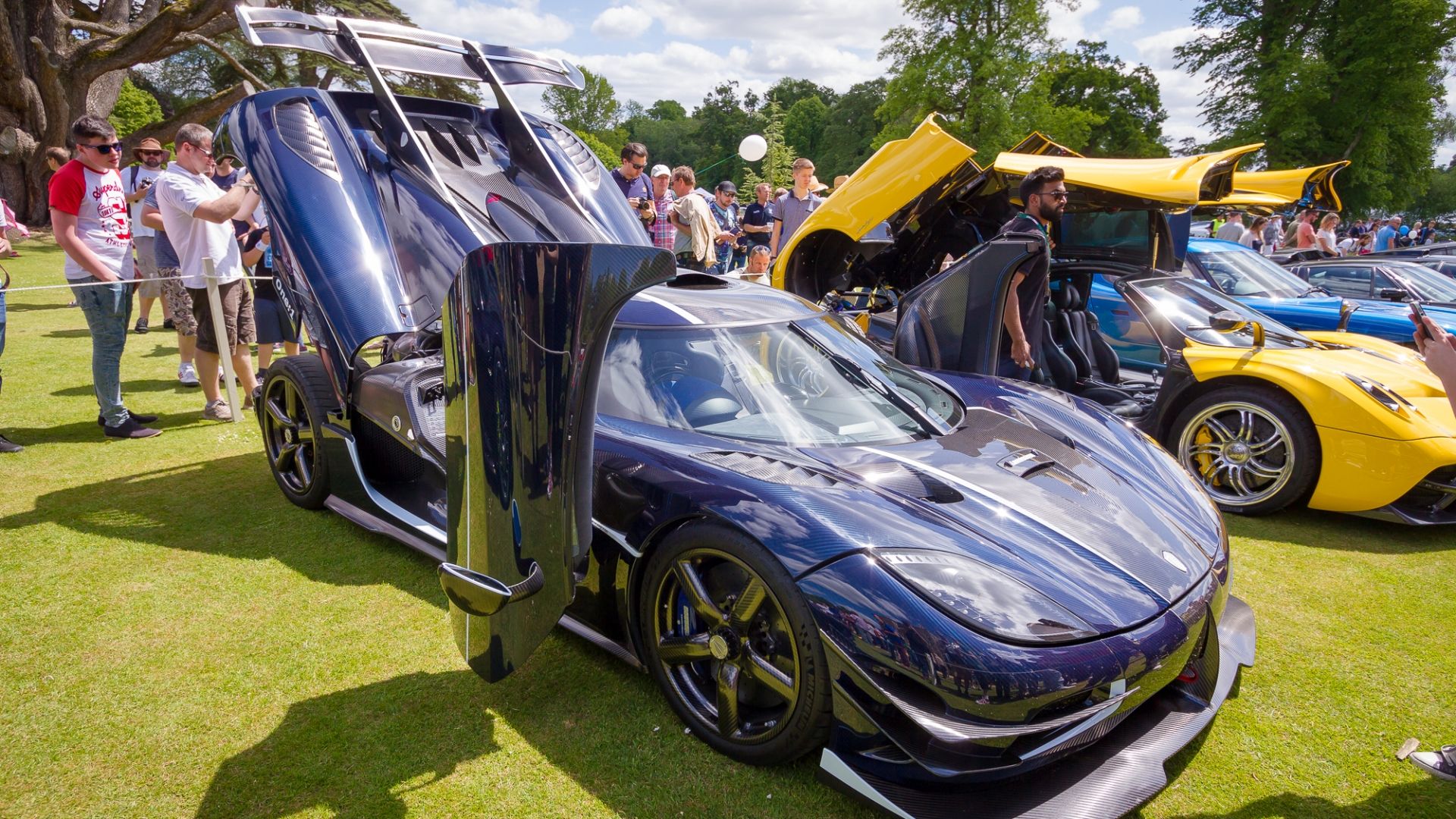Koenigsegg One:1 com compartimento do motor e portas abertas
