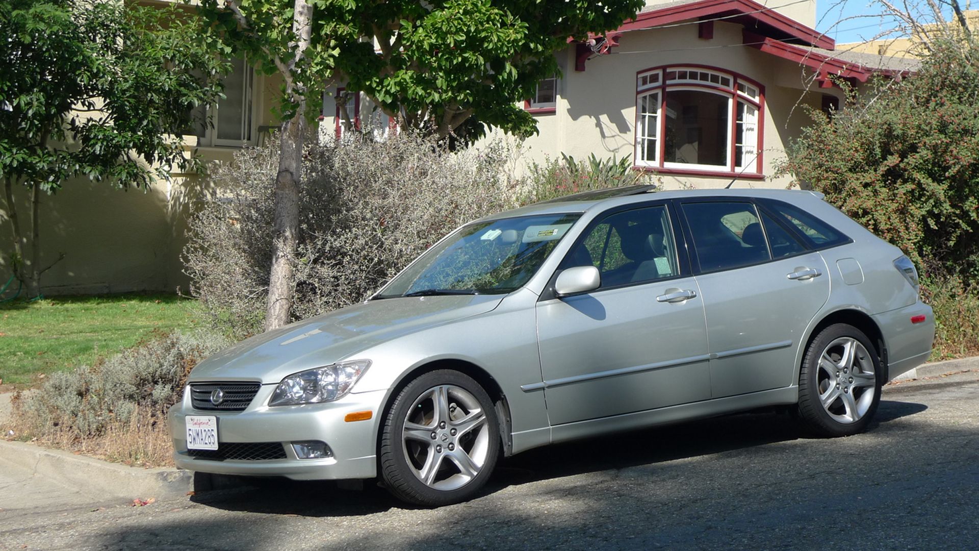 Cruz esportiva Lexus IS300 estacionada