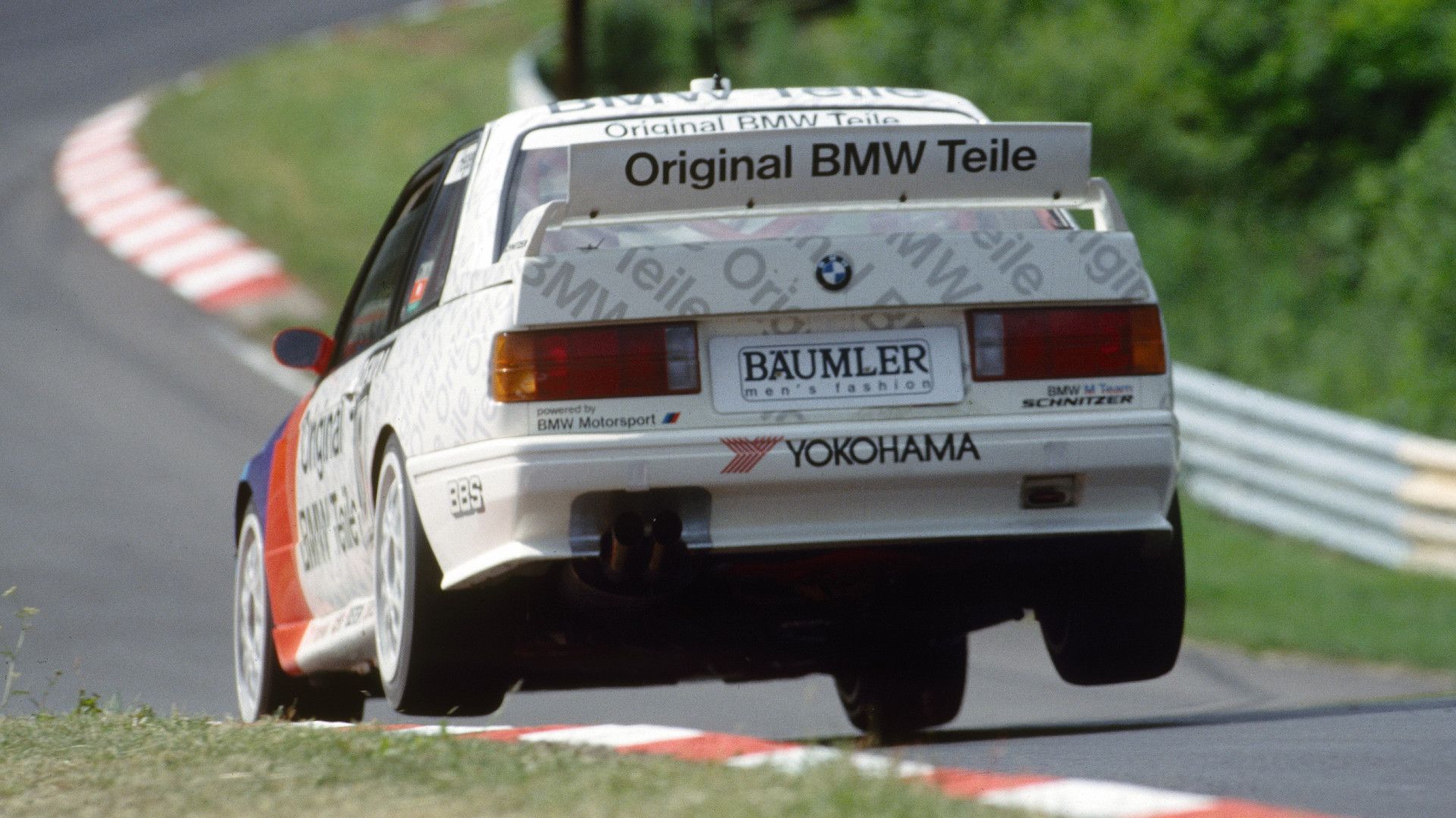 BMW E30 M3 1987 branco com listras de corrida