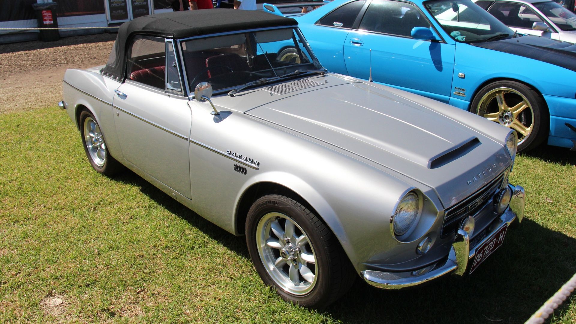 cinza 1968 Datsun Sports 2000 frente 3/4 vista
